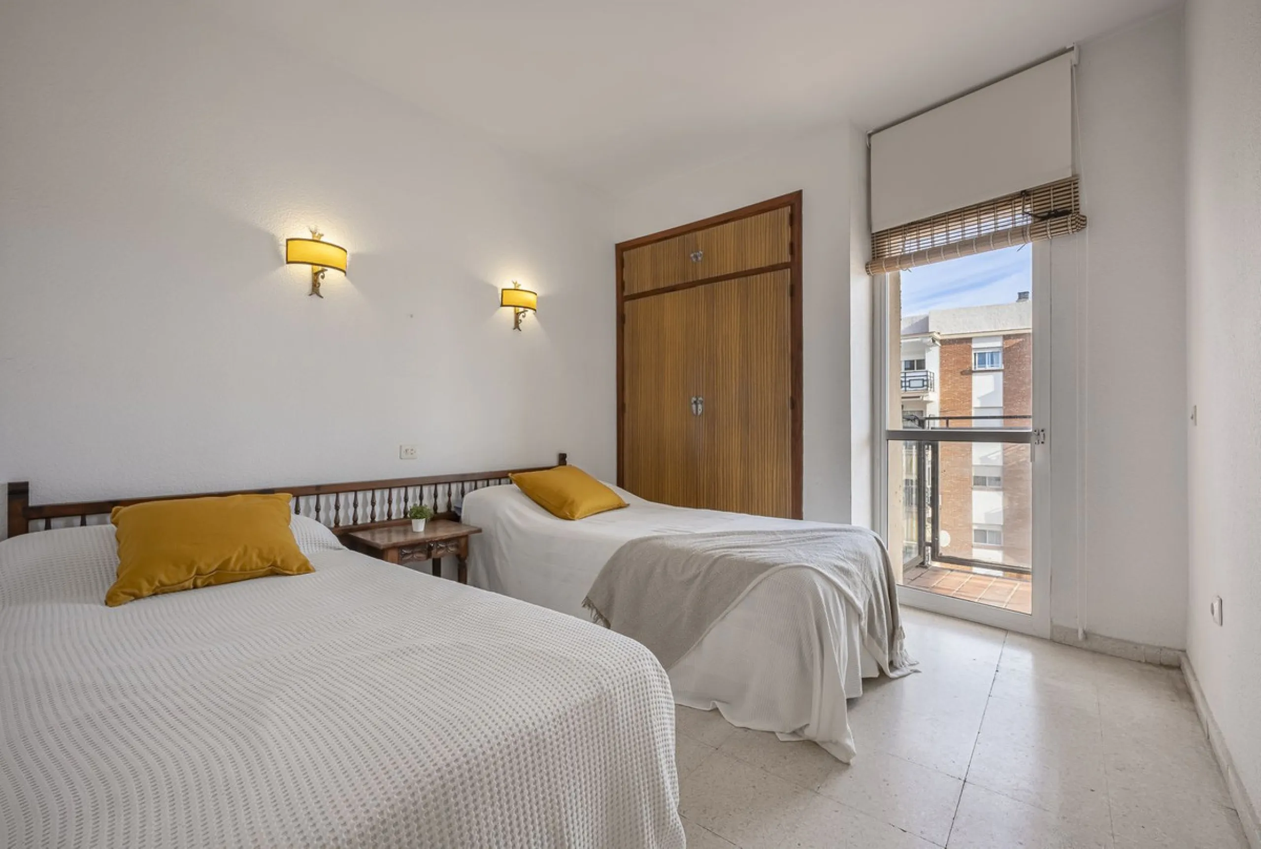 Discover this bright, top-floor apartment with a privileged orientation offering panoramic views of the sea, mountains, and the town of Fuengirola.