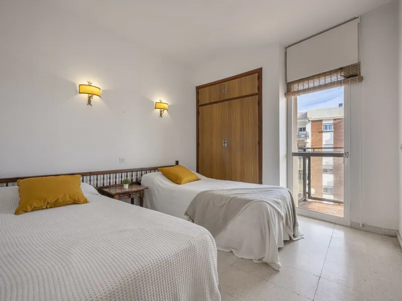 Discover this bright, top-floor apartment with a privileged orientation offering panoramic views of the sea, mountains, and the town of Fuengirola.