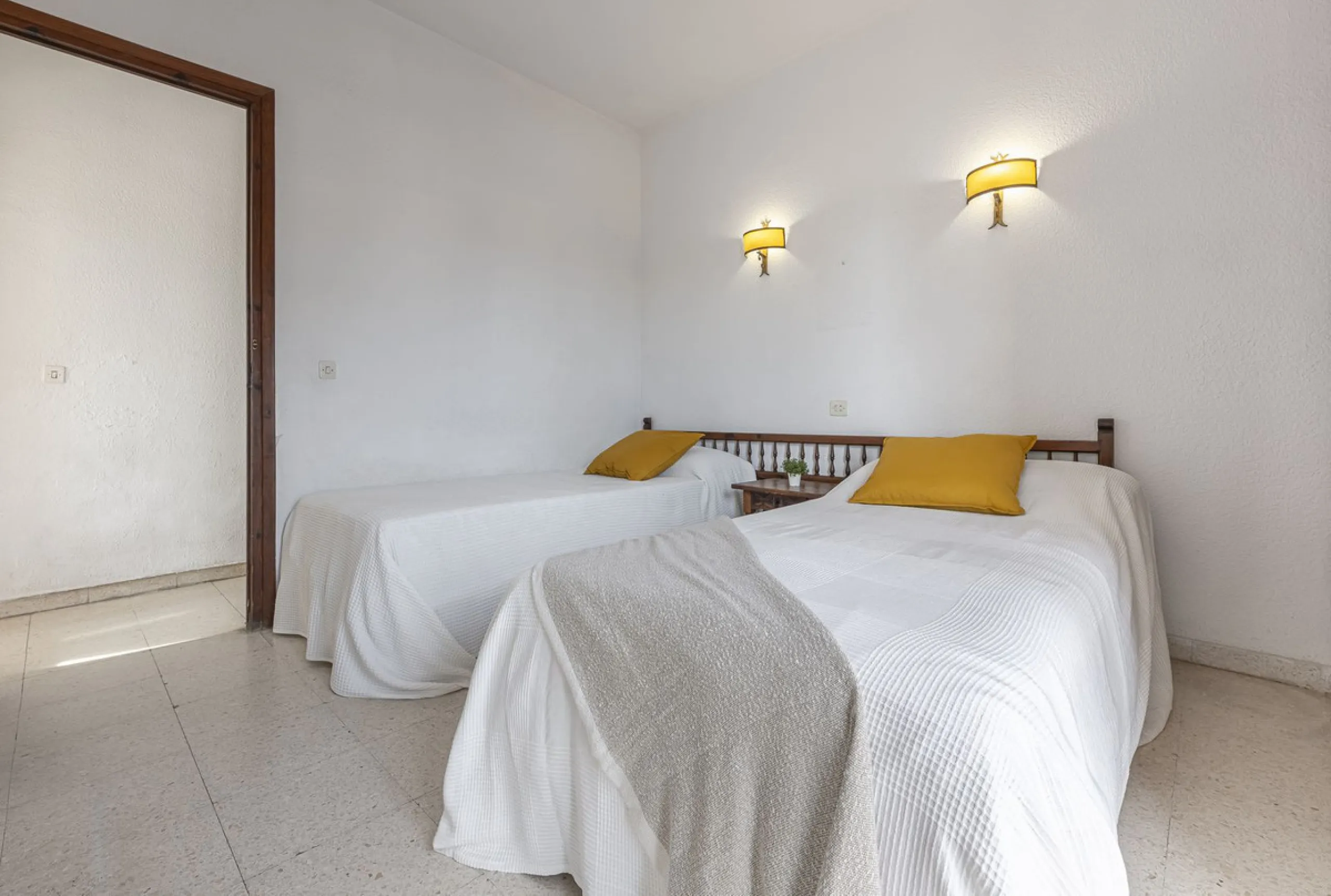 Discover this bright, top-floor apartment with a privileged orientation offering panoramic views of the sea, mountains, and the town of Fuengirola.