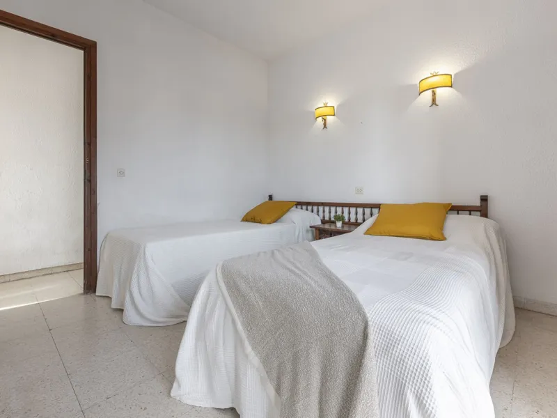 Discover this bright, top-floor apartment with a privileged orientation offering panoramic views of the sea, mountains, and the town of Fuengirola.