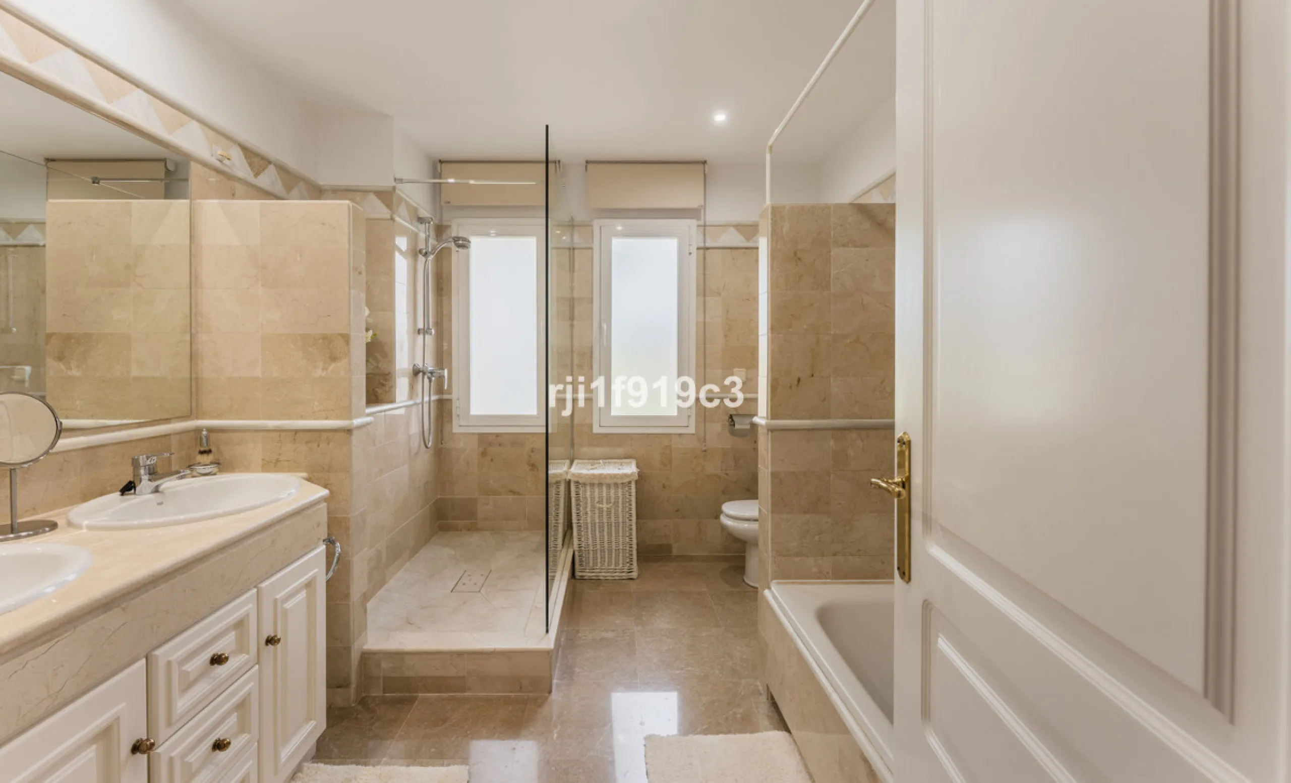 Wunderbares Apartment in der renommierten Wohnanlage Elviria Hills, einer der exklusivsten und begehrtesten Lagen im Osten von Marbella. Dieses elegante Apartment mit 103 m² zeichnet sich durch Großzügigkeit, Helligkeit und ein unvergleichliches Qualitätsniveau aus