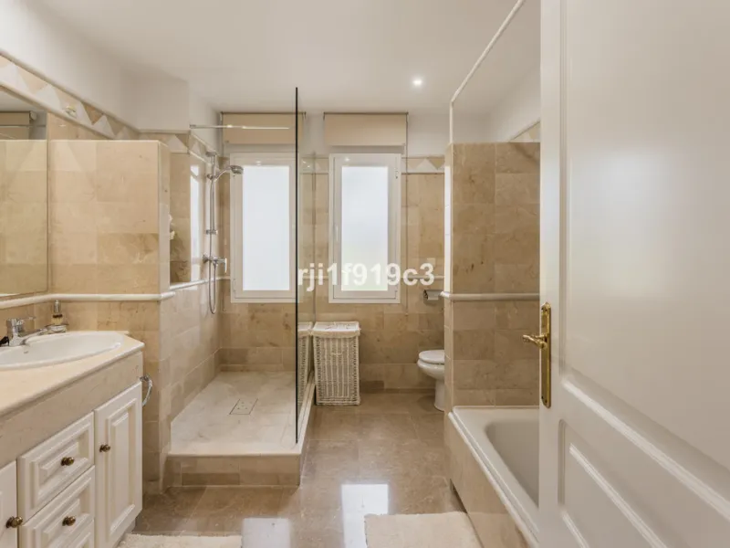 Wunderbares Apartment in der renommierten Wohnanlage Elviria Hills, einer der exklusivsten und begehrtesten Lagen im Osten von Marbella. Dieses elegante Apartment mit 103 m² zeichnet sich durch Großzügigkeit, Helligkeit und ein unvergleichliches Qualitätsniveau aus
