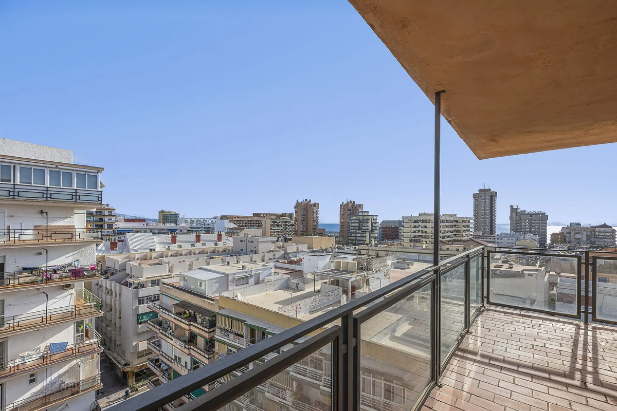 Discover this bright, top-floor apartment with a privileged orientation offering panoramic views of the sea, mountains, and the town of Fuengirola.