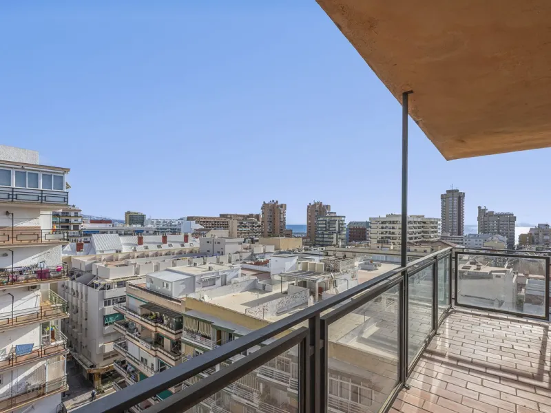 Discover this bright, top-floor apartment with a privileged orientation offering panoramic views of the sea, mountains, and the town of Fuengirola.