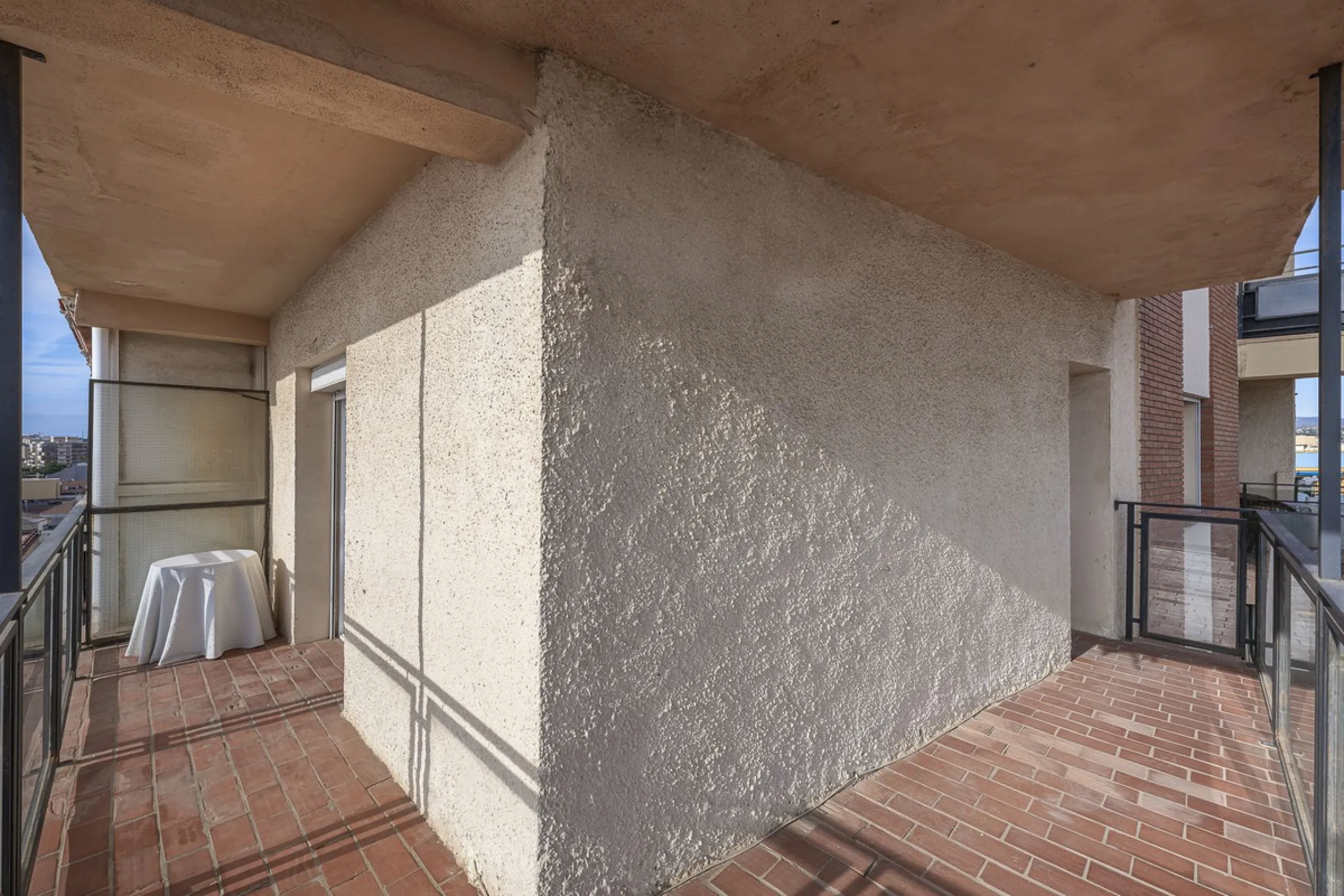 Discover this bright, top-floor apartment with a privileged orientation offering panoramic views of the sea, mountains, and the town of Fuengirola.