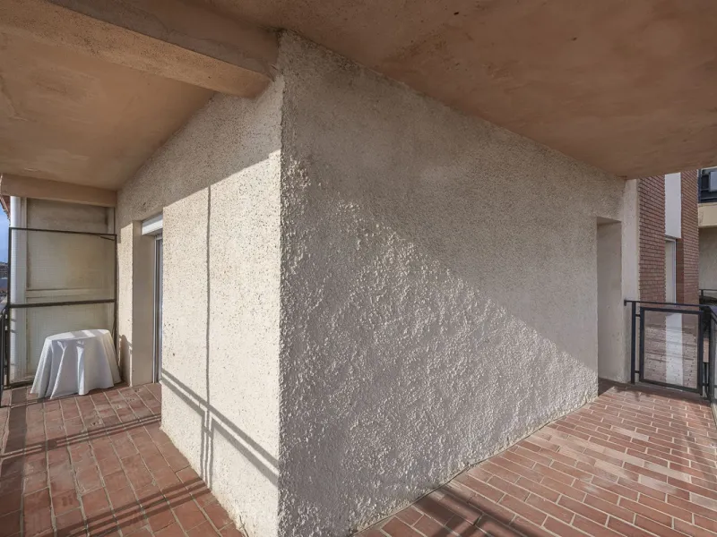Discover this bright, top-floor apartment with a privileged orientation offering panoramic views of the sea, mountains, and the town of Fuengirola.