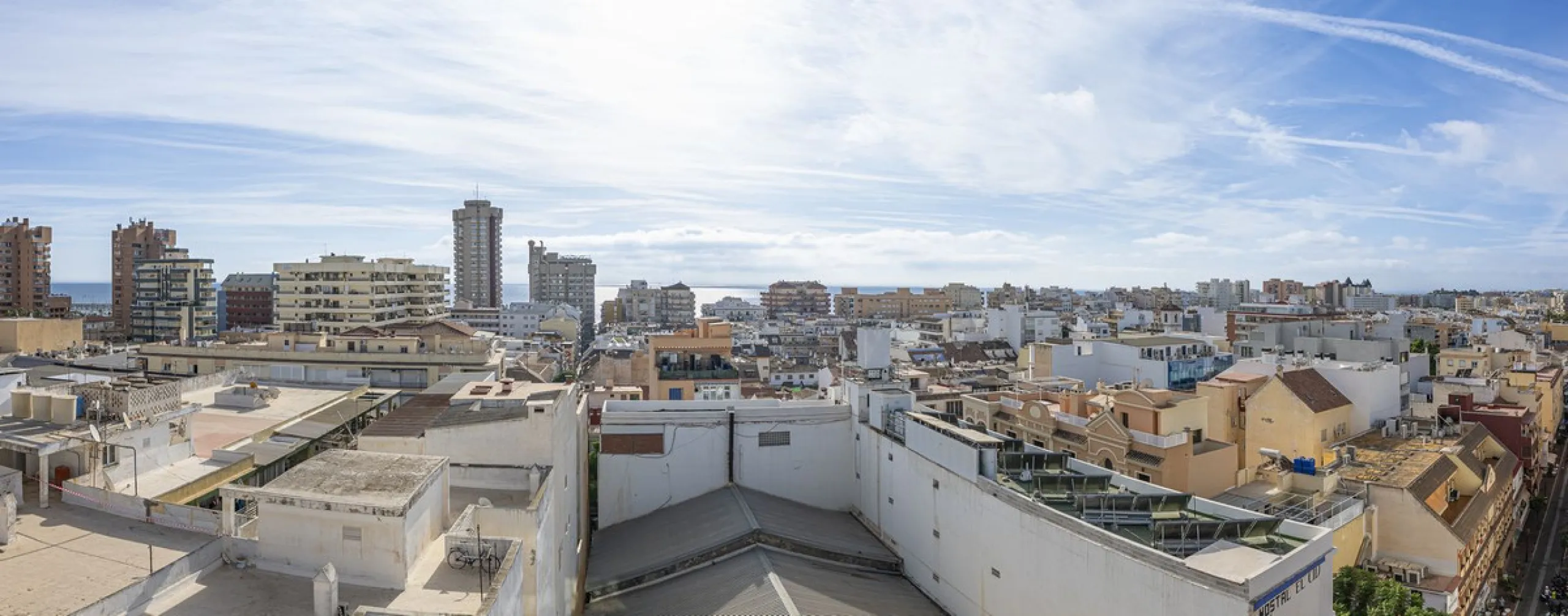 Discover this bright, top-floor apartment with a privileged orientation offering panoramic views of the sea, mountains, and the town of Fuengirola.