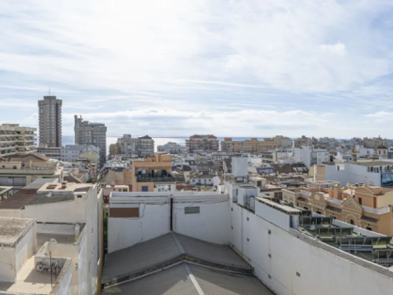 Discover this bright, top-floor apartment with a privileged orientation offering panoramic views of the sea, mountains, and the town of Fuengirola.