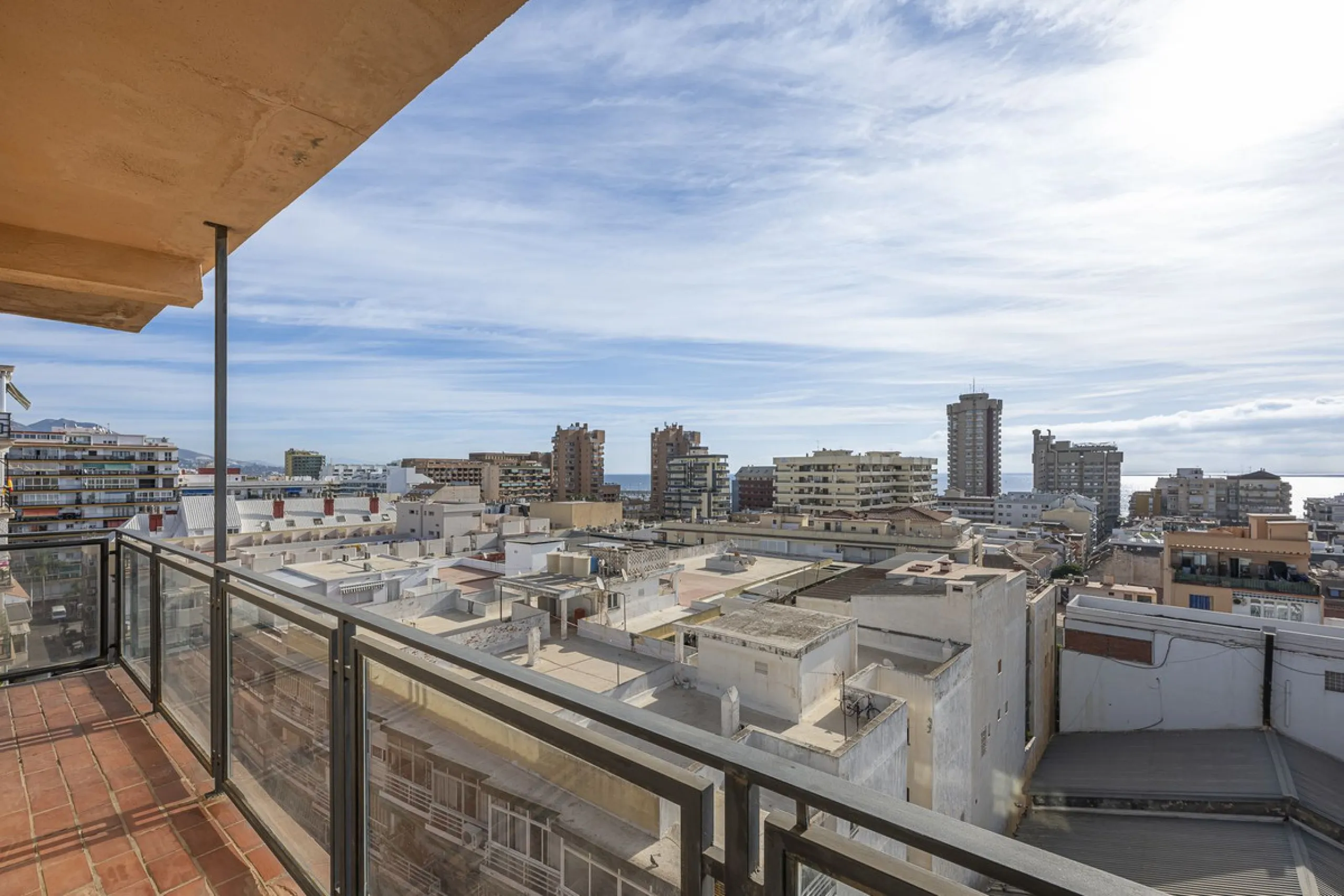 Discover this bright, top-floor apartment with a privileged orientation offering panoramic views of the sea, mountains, and the town of Fuengirola.