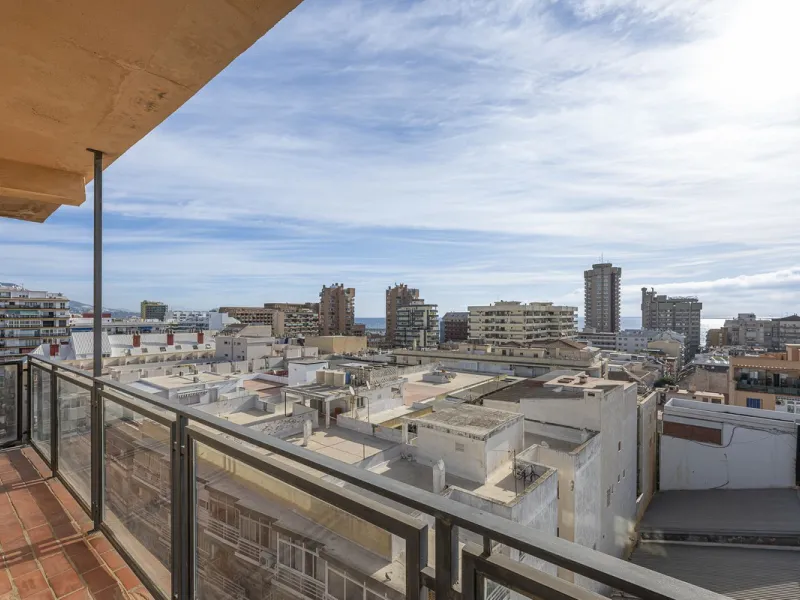 Discover this bright, top-floor apartment with a privileged orientation offering panoramic views of the sea, mountains, and the town of Fuengirola.