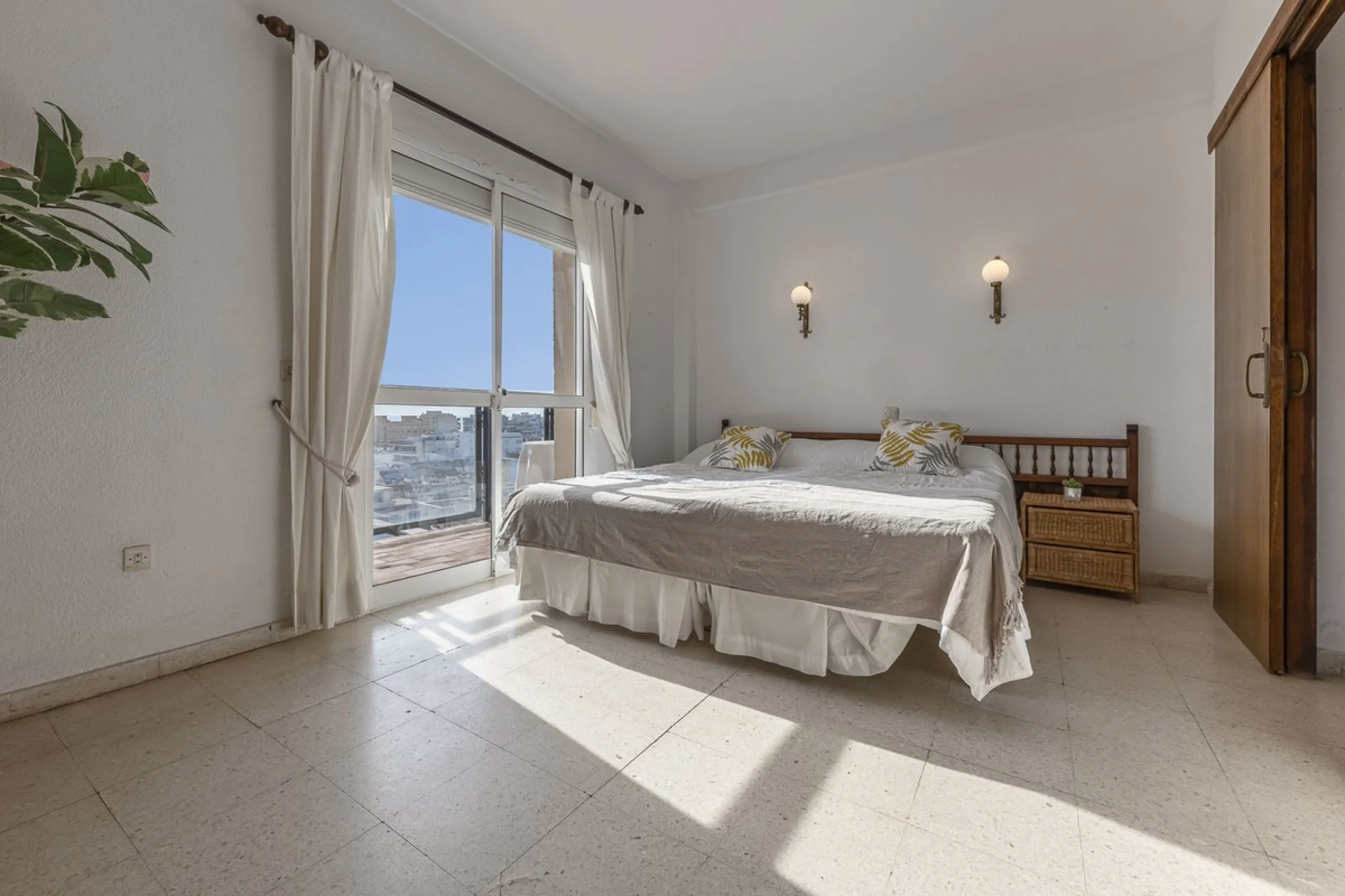 Discover this bright, top-floor apartment with a privileged orientation offering panoramic views of the sea, mountains, and the town of Fuengirola.