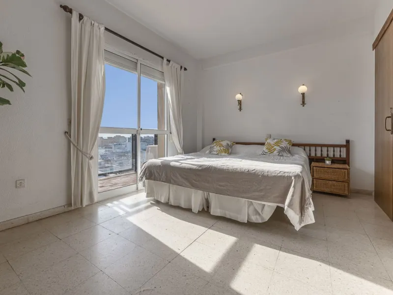 Discover this bright, top-floor apartment with a privileged orientation offering panoramic views of the sea, mountains, and the town of Fuengirola.