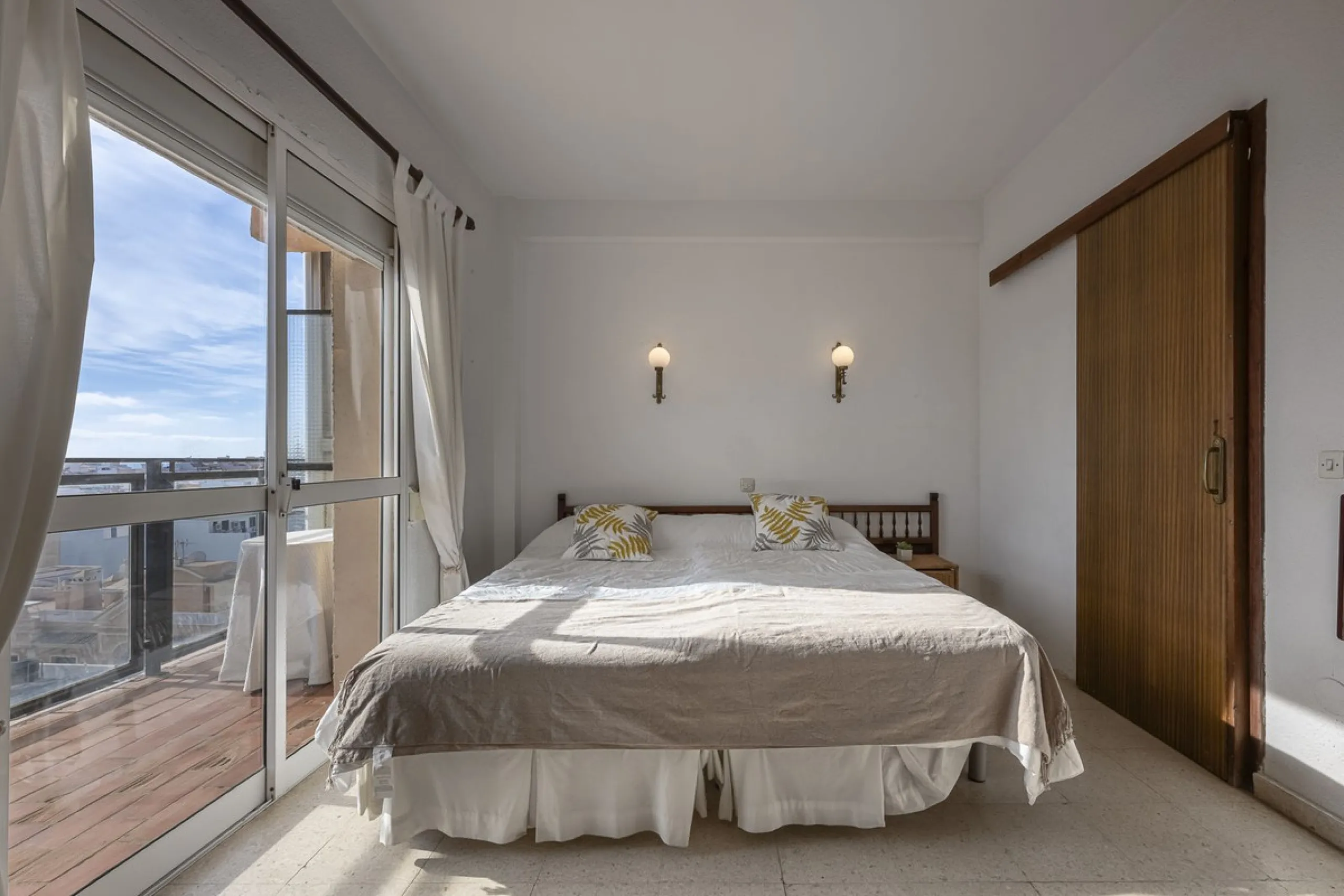 Discover this bright, top-floor apartment with a privileged orientation offering panoramic views of the sea, mountains, and the town of Fuengirola.
