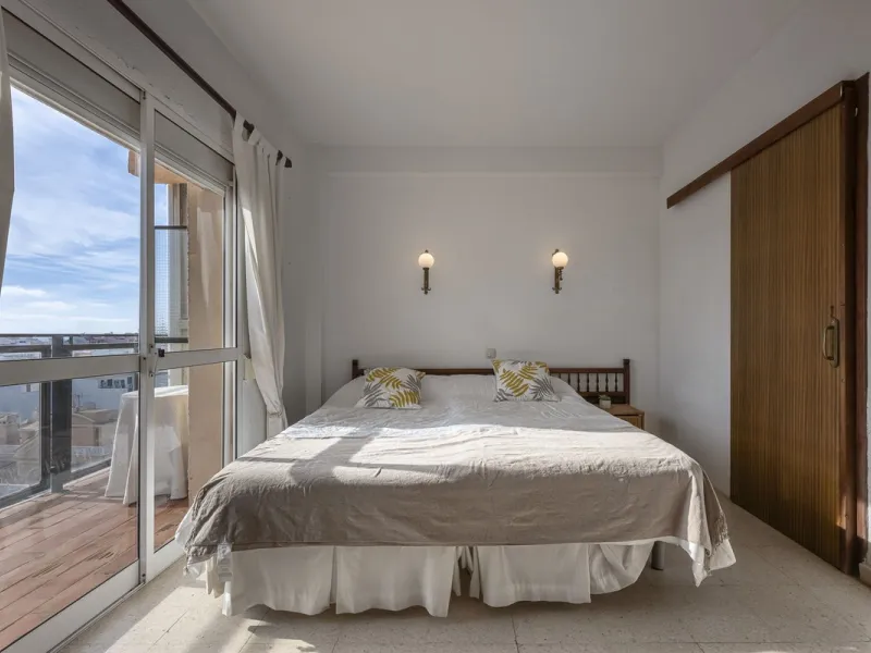 Discover this bright, top-floor apartment with a privileged orientation offering panoramic views of the sea, mountains, and the town of Fuengirola.