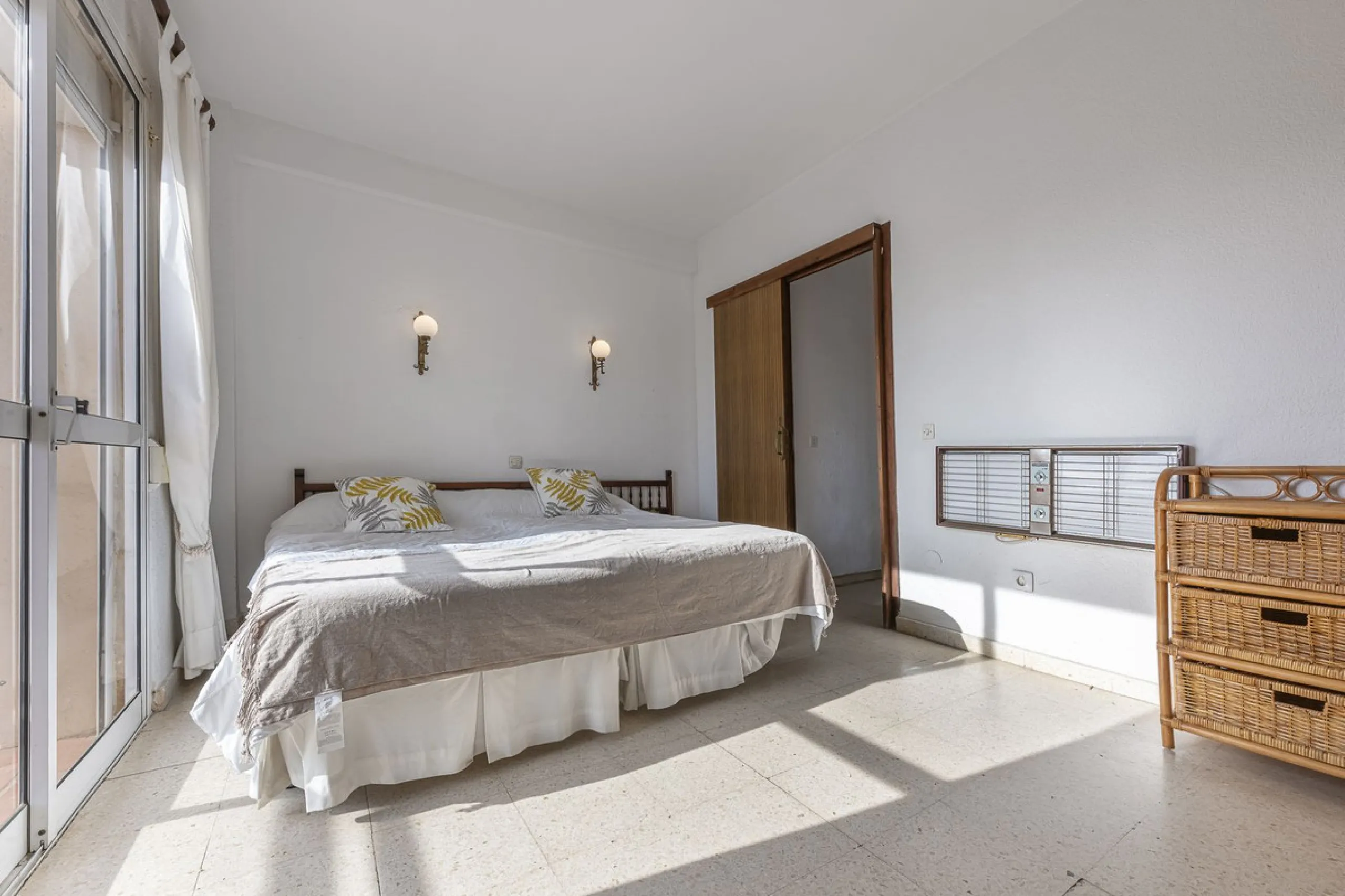 Discover this bright, top-floor apartment with a privileged orientation offering panoramic views of the sea, mountains, and the town of Fuengirola.