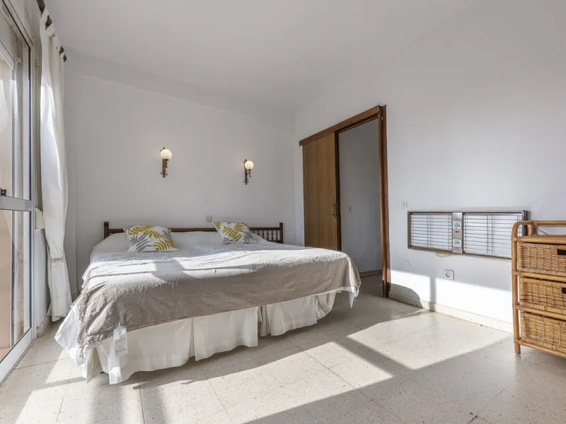Discover this bright, top-floor apartment with a privileged orientation offering panoramic views of the sea, mountains, and the town of Fuengirola.