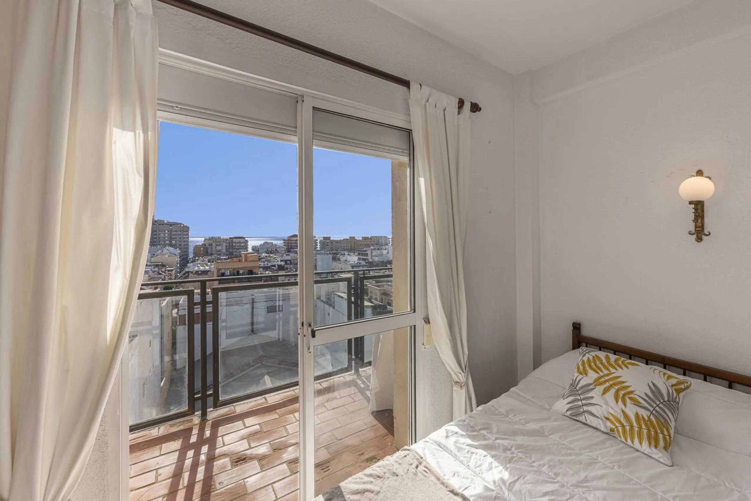 Discover this bright, top-floor apartment with a privileged orientation offering panoramic views of the sea, mountains, and the town of Fuengirola.