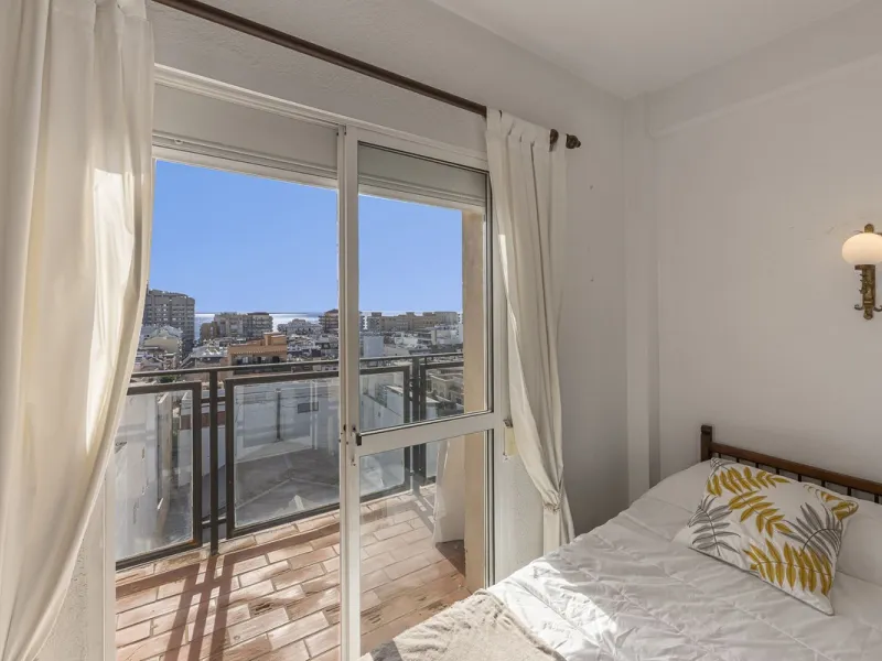Discover this bright, top-floor apartment with a privileged orientation offering panoramic views of the sea, mountains, and the town of Fuengirola.