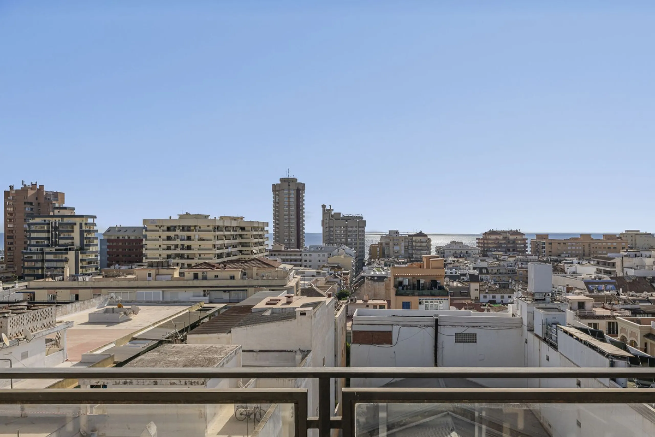 Discover this bright, top-floor apartment with a privileged orientation offering panoramic views of the sea, mountains, and the town of Fuengirola.
