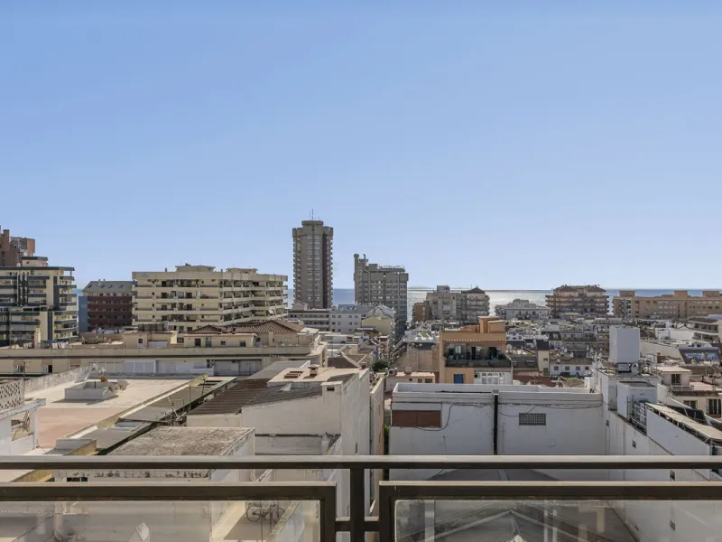 Discover this bright, top-floor apartment with a privileged orientation offering panoramic views of the sea, mountains, and the town of Fuengirola.