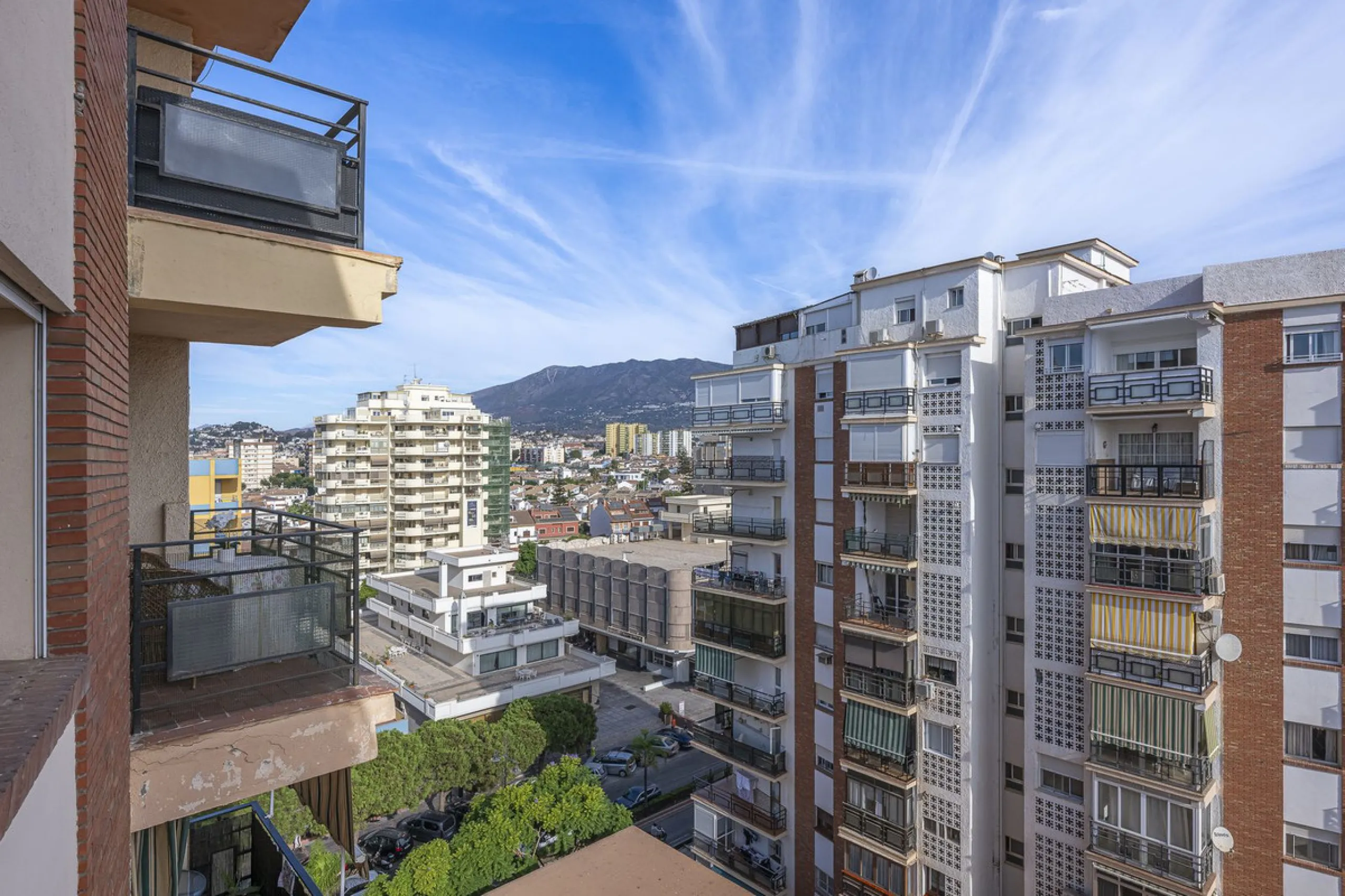 Discover this bright, top-floor apartment with a privileged orientation offering panoramic views of the sea, mountains, and the town of Fuengirola.