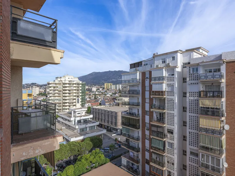 Discover this bright, top-floor apartment with a privileged orientation offering panoramic views of the sea, mountains, and the town of Fuengirola.