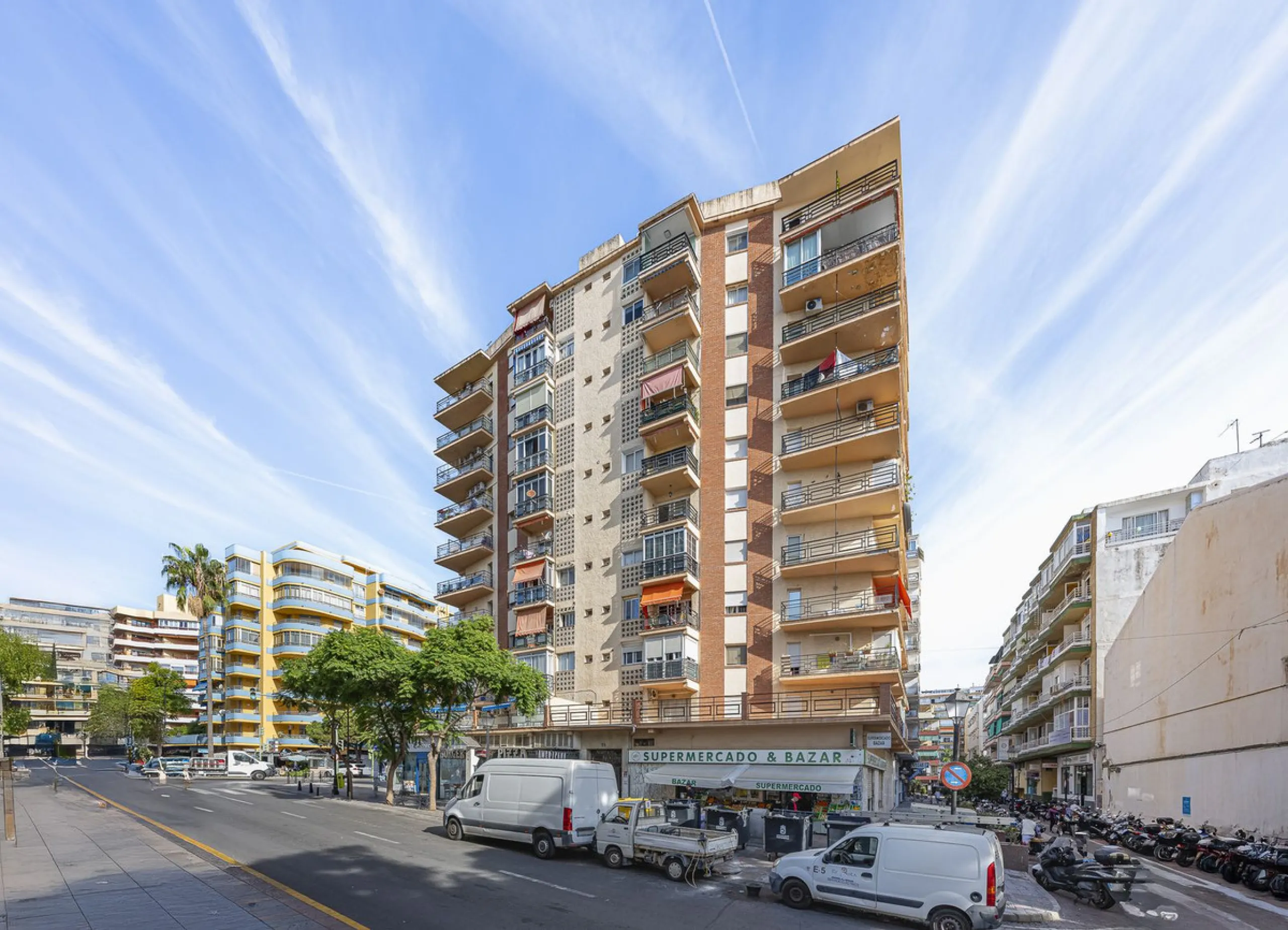Discover this bright, top-floor apartment with a privileged orientation offering panoramic views of the sea, mountains, and the town of Fuengirola.