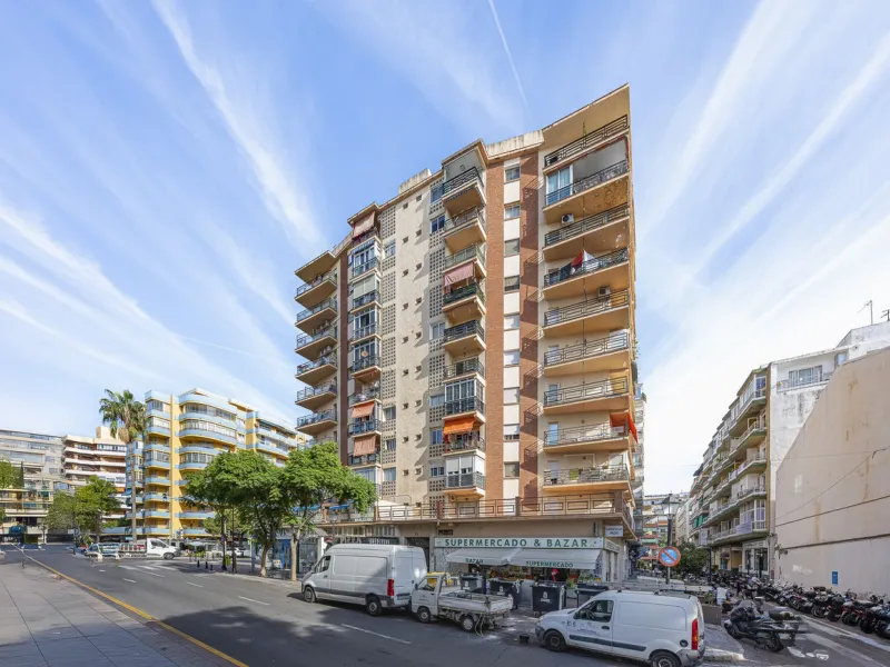 Discover this bright, top-floor apartment with a privileged orientation offering panoramic views of the sea, mountains, and the town of Fuengirola.