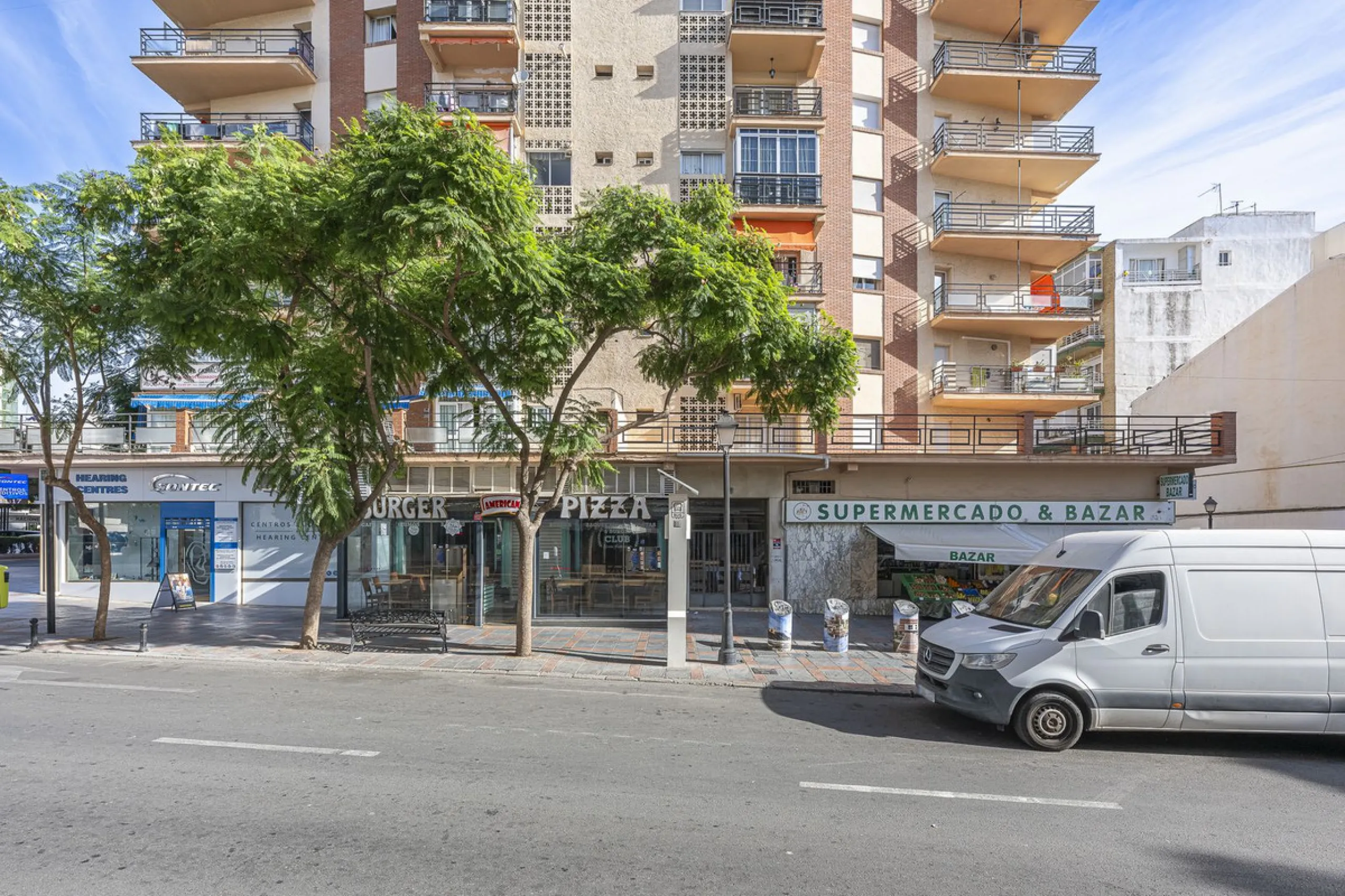 Discover this bright, top-floor apartment with a privileged orientation offering panoramic views of the sea, mountains, and the town of Fuengirola.