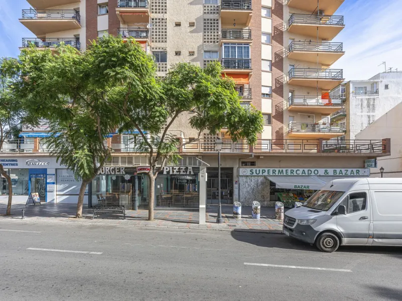 Discover this bright, top-floor apartment with a privileged orientation offering panoramic views of the sea, mountains, and the town of Fuengirola.