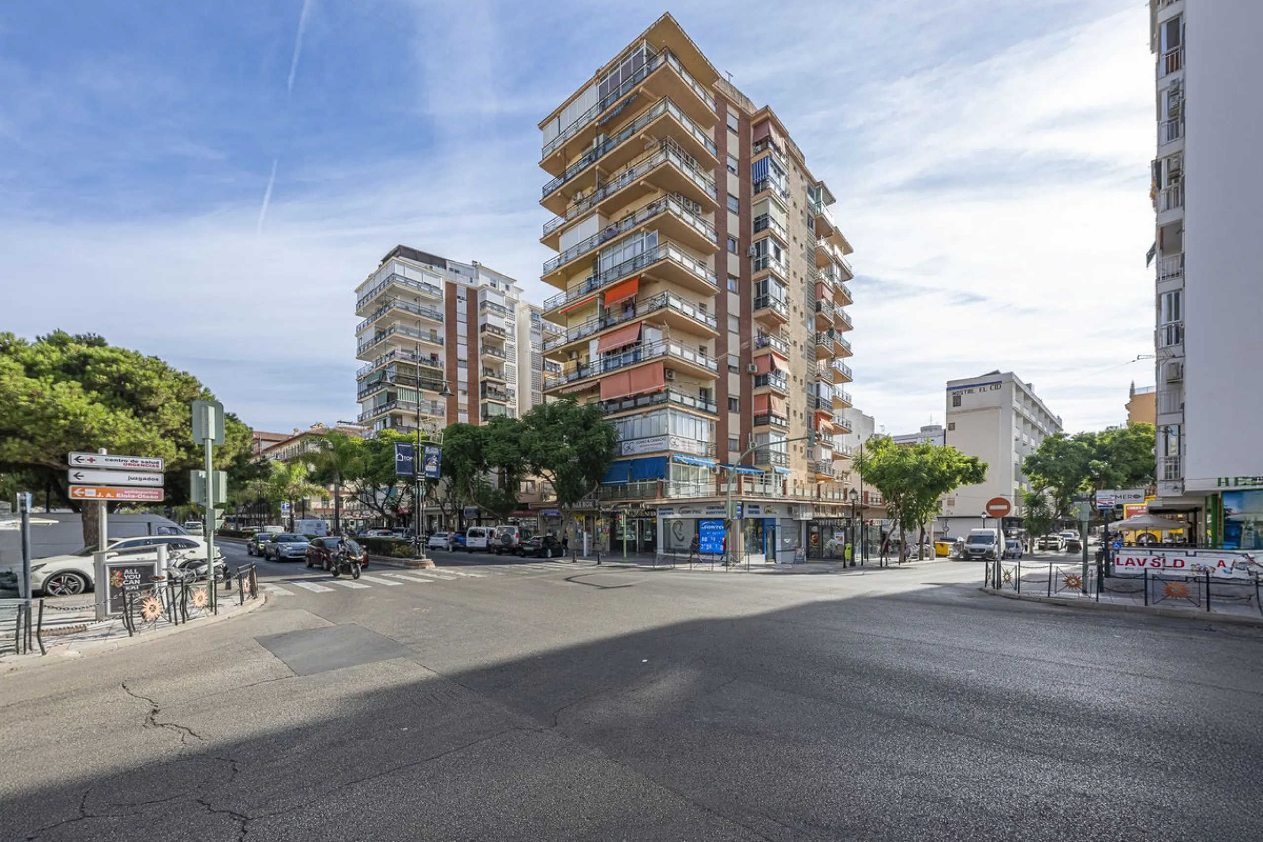 Discover this bright, top-floor apartment with a privileged orientation offering panoramic views of the sea, mountains, and the town of Fuengirola.