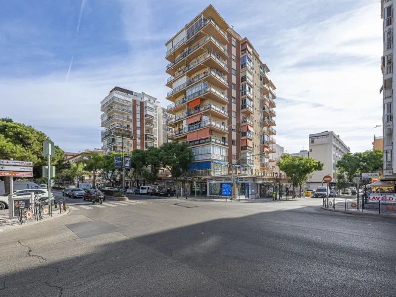 Discover this bright, top-floor apartment with a privileged orientation offering panoramic views of the sea, mountains, and the town of Fuengirola.
