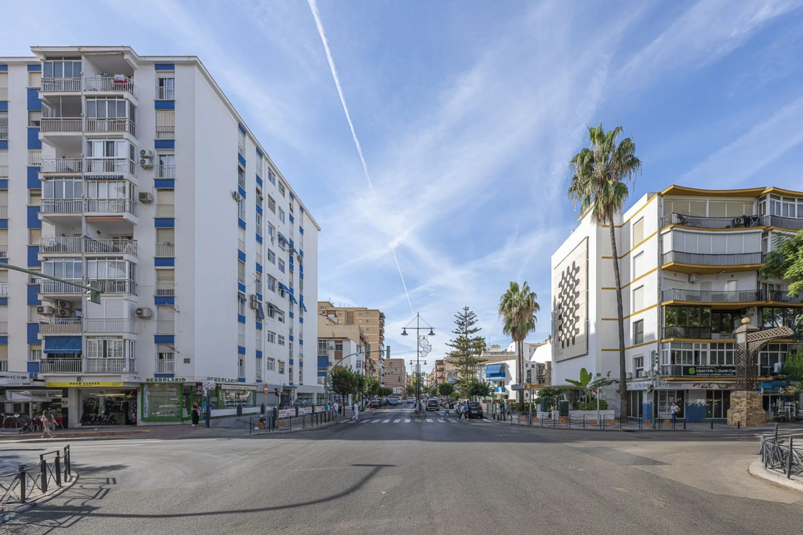 Discover this bright, top-floor apartment with a privileged orientation offering panoramic views of the sea, mountains, and the town of Fuengirola.