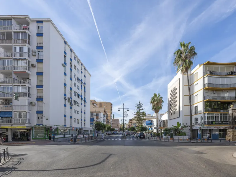 Discover this bright, top-floor apartment with a privileged orientation offering panoramic views of the sea, mountains, and the town of Fuengirola.