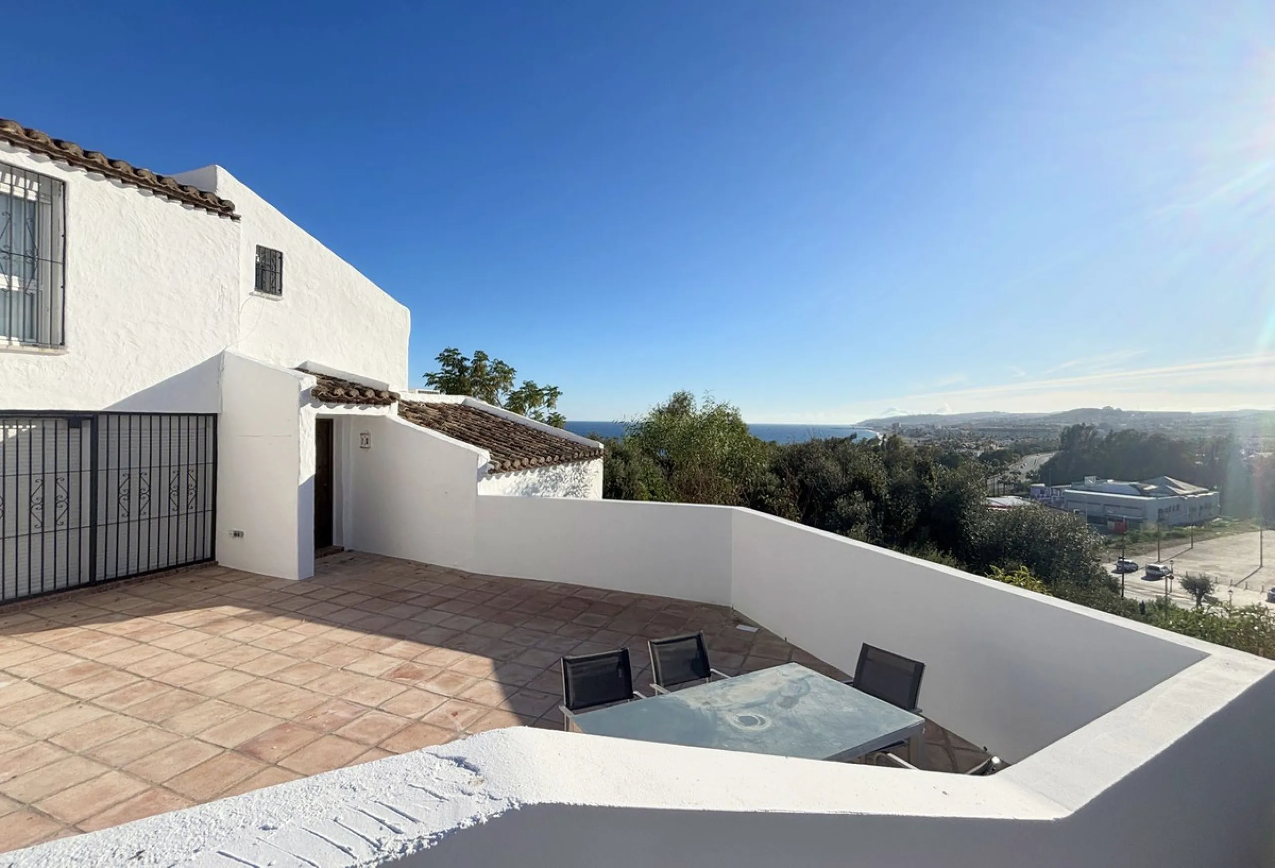 CHARMING SEMI-DETACHED HOUSE WITH SPACIOUS TERRACES AND VIEWS OF THE BAY OF CASARES. Privileged location in Casares Costa, just a 7-minute walk from the beach, in a peaceful and well-connected area, perfect for those seeking tranquility and proximity to t
