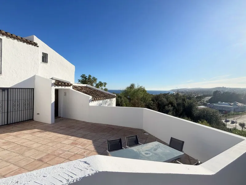 CHARMING SEMI-DETACHED HOUSE WITH SPACIOUS TERRACES AND VIEWS OF THE BAY OF CASARES. Privileged location in Casares Costa, just a 7-minute walk from the beach, in a peaceful and well-connected area, perfect for those seeking tranquility and proximity to t