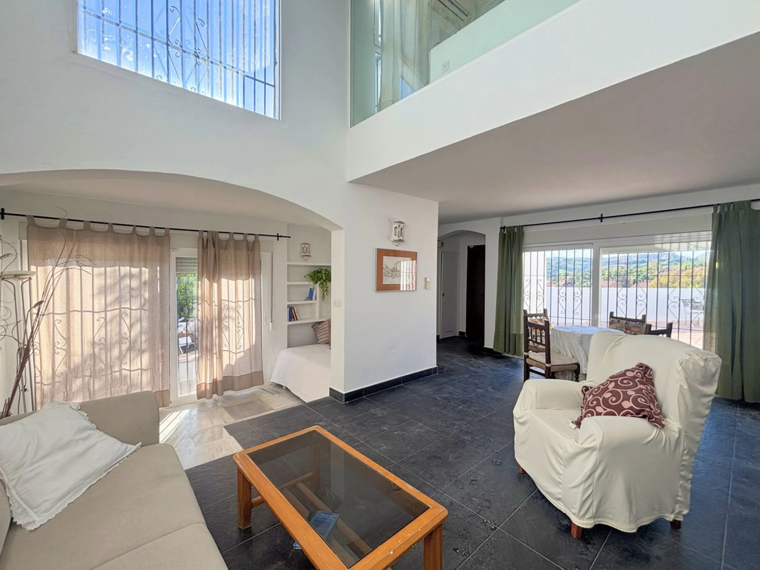 CHARMING SEMI-DETACHED HOUSE WITH SPACIOUS TERRACES AND VIEWS OF THE BAY OF CASARES. Privileged location in Casares Costa, just a 7-minute walk from the beach, in a peaceful and well-connected area, perfect for those seeking tranquility and proximity to t