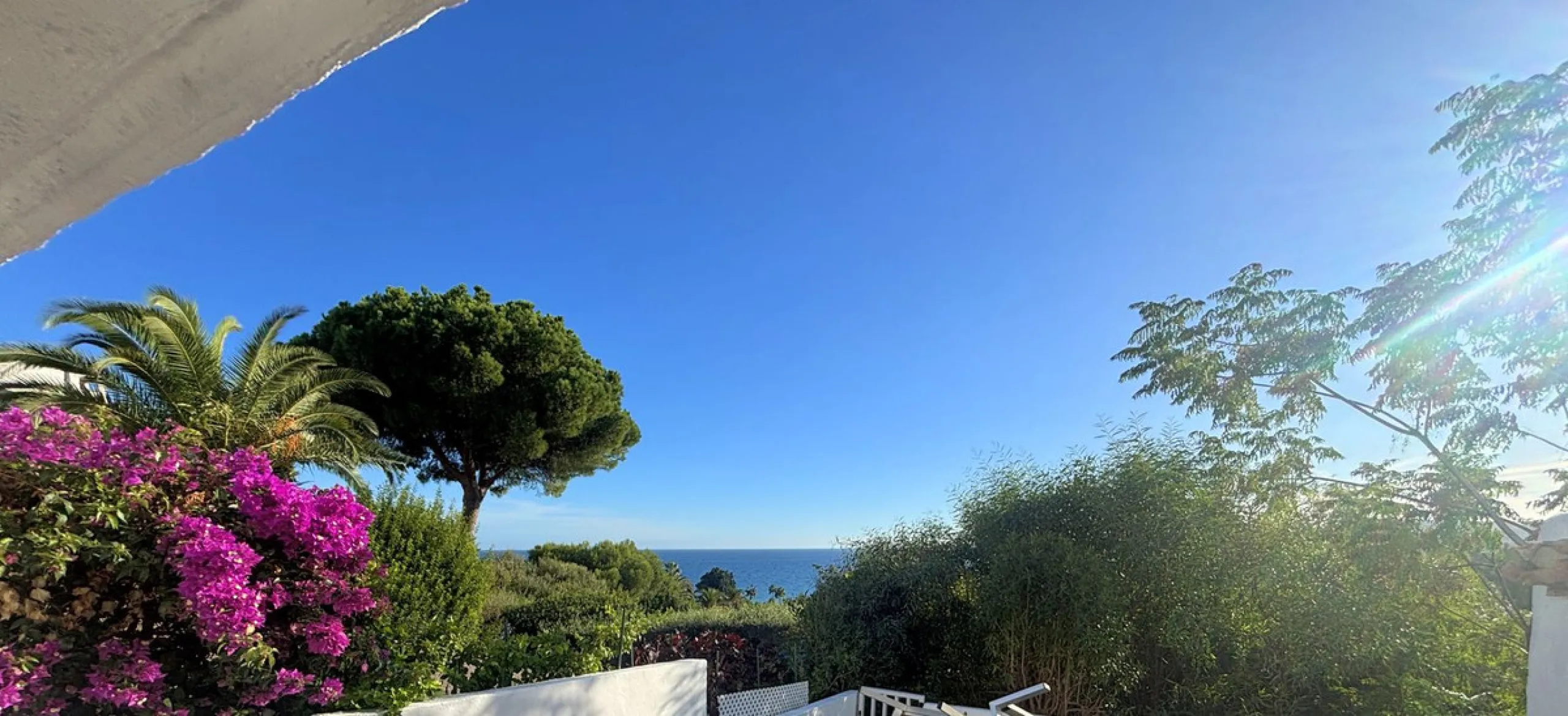 CHARMING SEMI-DETACHED HOUSE WITH SPACIOUS TERRACES AND VIEWS OF THE BAY OF CASARES. Privileged location in Casares Costa, just a 7-minute walk from the beach, in a peaceful and well-connected area, perfect for those seeking tranquility and proximity to t