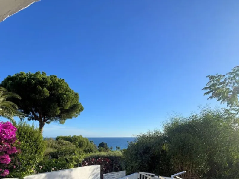 CHARMING SEMI-DETACHED HOUSE WITH SPACIOUS TERRACES AND VIEWS OF THE BAY OF CASARES. Privileged location in Casares Costa, just a 7-minute walk from the beach, in a peaceful and well-connected area, perfect for those seeking tranquility and proximity to t