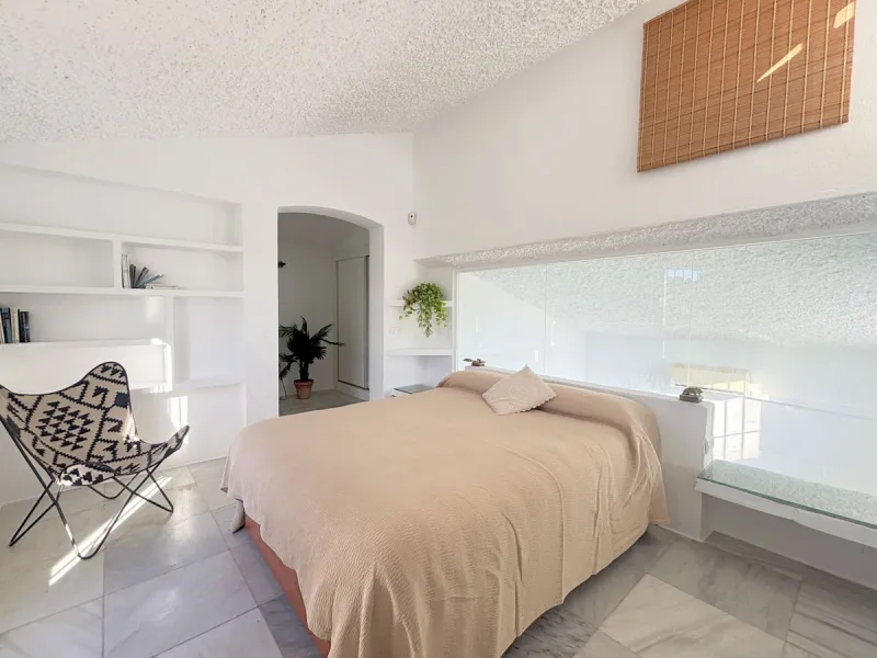 CHARMING SEMI-DETACHED HOUSE WITH SPACIOUS TERRACES AND VIEWS OF THE BAY OF CASARES. Privileged location in Casares Costa, just a 7-minute walk from the beach, in a peaceful and well-connected area, perfect for those seeking tranquility and proximity to t
