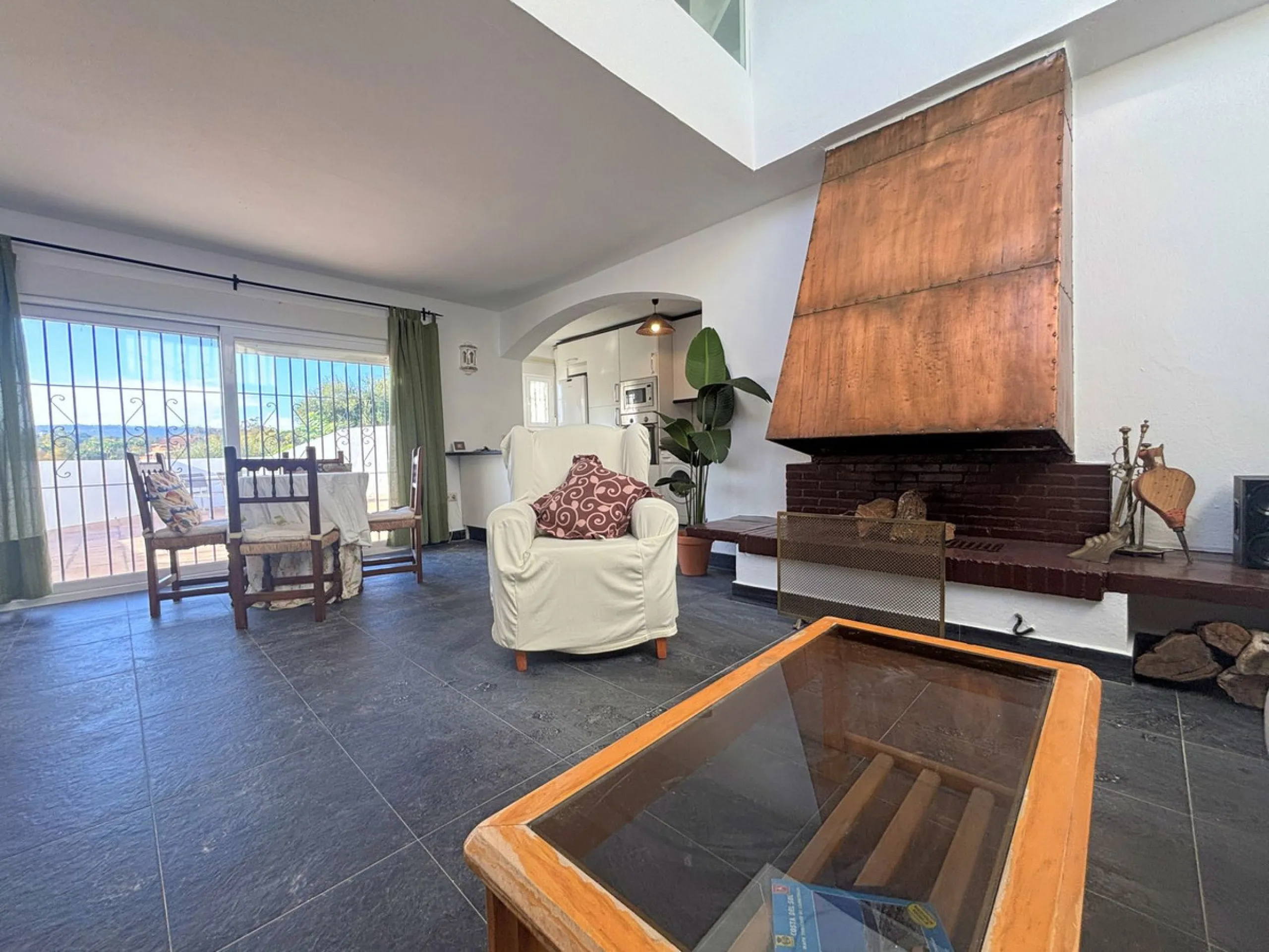CHARMING SEMI-DETACHED HOUSE WITH SPACIOUS TERRACES AND VIEWS OF THE BAY OF CASARES. Privileged location in Casares Costa, just a 7-minute walk from the beach, in a peaceful and well-connected area, perfect for those seeking tranquility and proximity to t