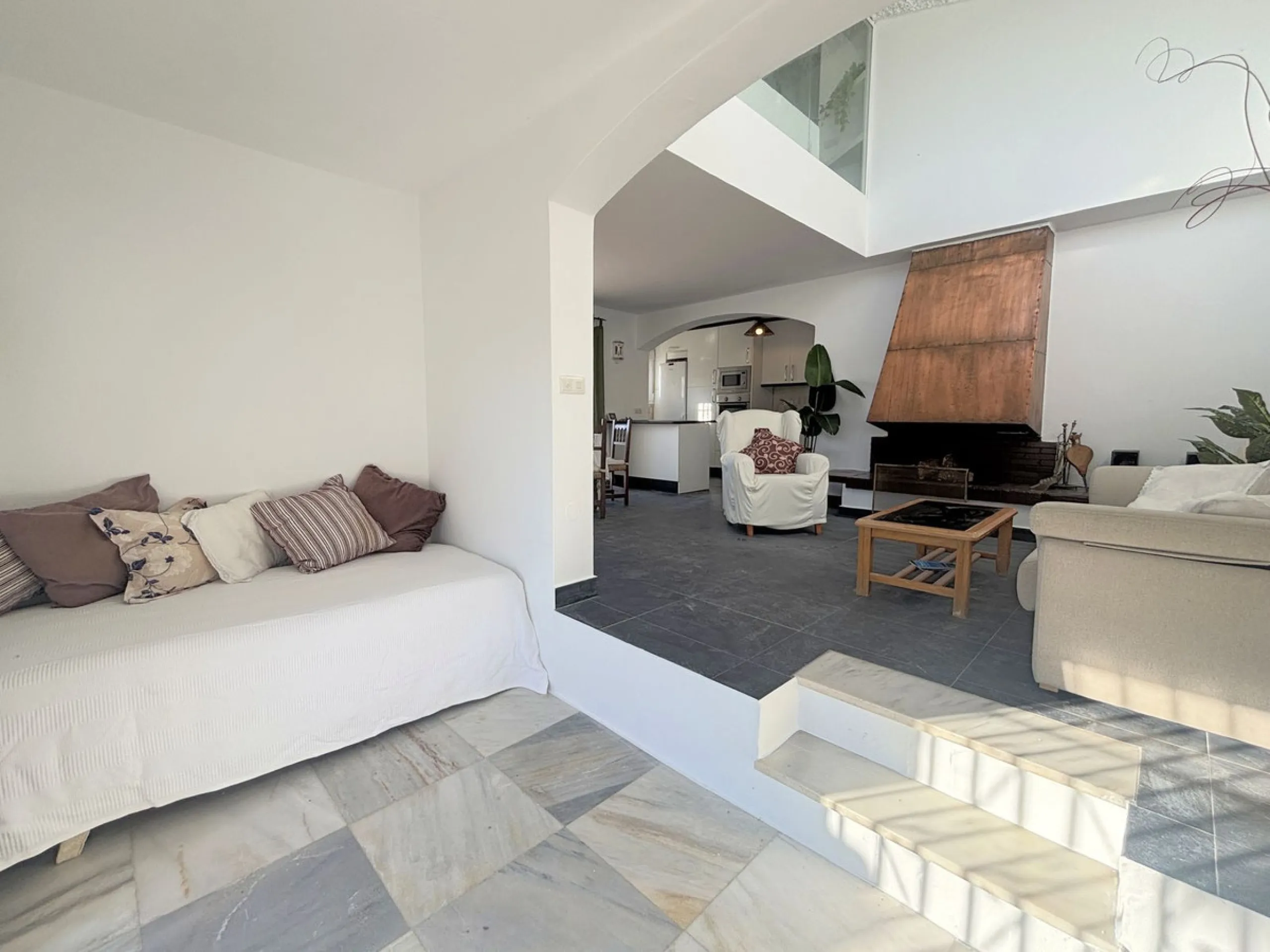 CHARMING SEMI-DETACHED HOUSE WITH SPACIOUS TERRACES AND VIEWS OF THE BAY OF CASARES. Privileged location in Casares Costa, just a 7-minute walk from the beach, in a peaceful and well-connected area, perfect for those seeking tranquility and proximity to t