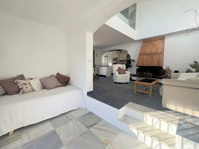 CHARMING SEMI-DETACHED HOUSE WITH SPACIOUS TERRACES AND VIEWS OF THE BAY OF CASARES. Privileged location in Casares Costa, just a 7-minute walk from the beach, in a peaceful and well-connected area, perfect for those seeking tranquility and proximity to t
