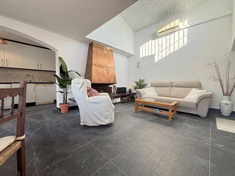 CHARMING SEMI-DETACHED HOUSE WITH SPACIOUS TERRACES AND VIEWS OF THE BAY OF CASARES. Privileged location in Casares Costa, just a 7-minute walk from the beach, in a peaceful and well-connected area, perfect for those seeking tranquility and proximity to t
