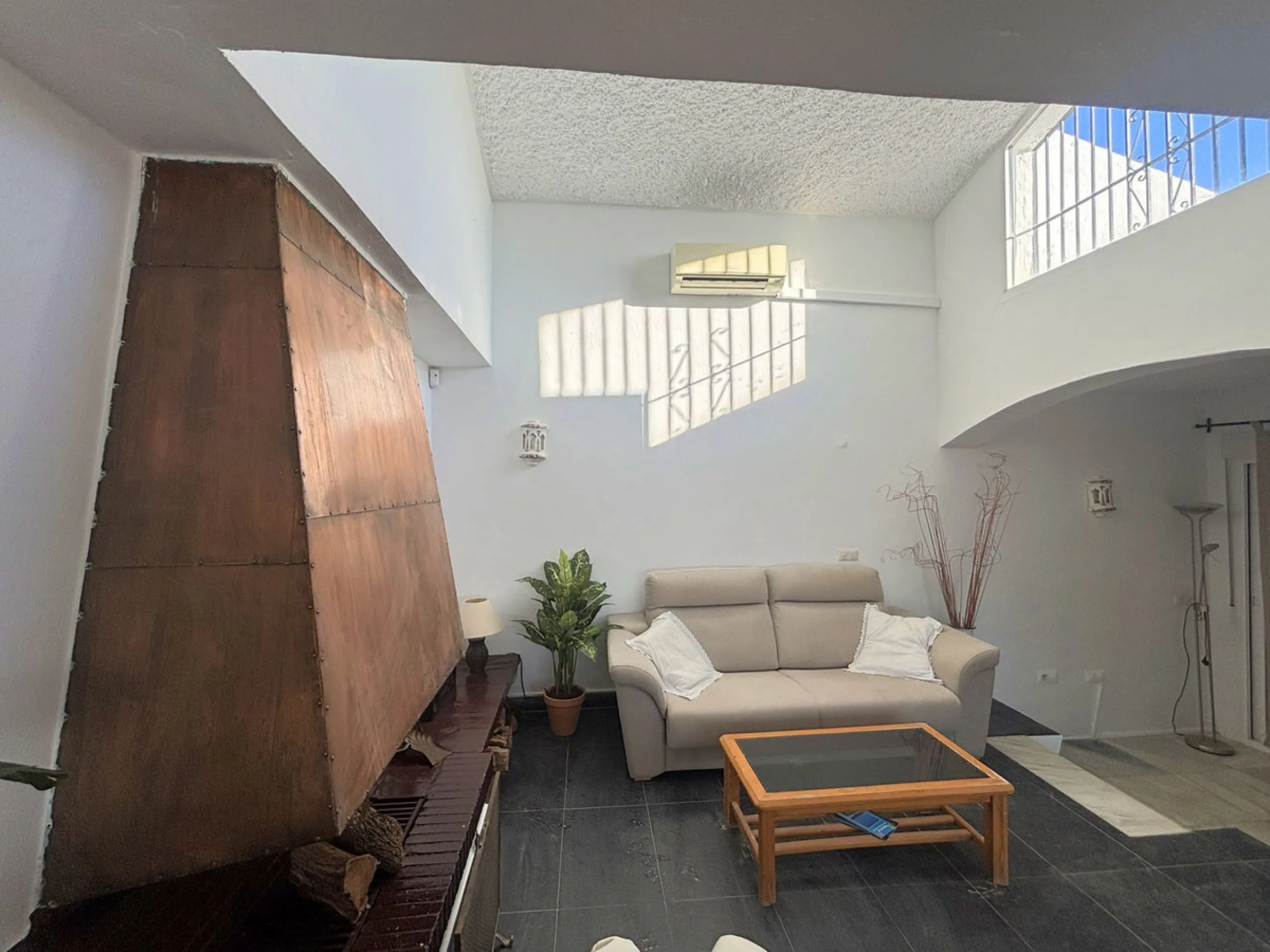 CHARMING SEMI-DETACHED HOUSE WITH SPACIOUS TERRACES AND VIEWS OF THE BAY OF CASARES. Privileged location in Casares Costa, just a 7-minute walk from the beach, in a peaceful and well-connected area, perfect for those seeking tranquility and proximity to t