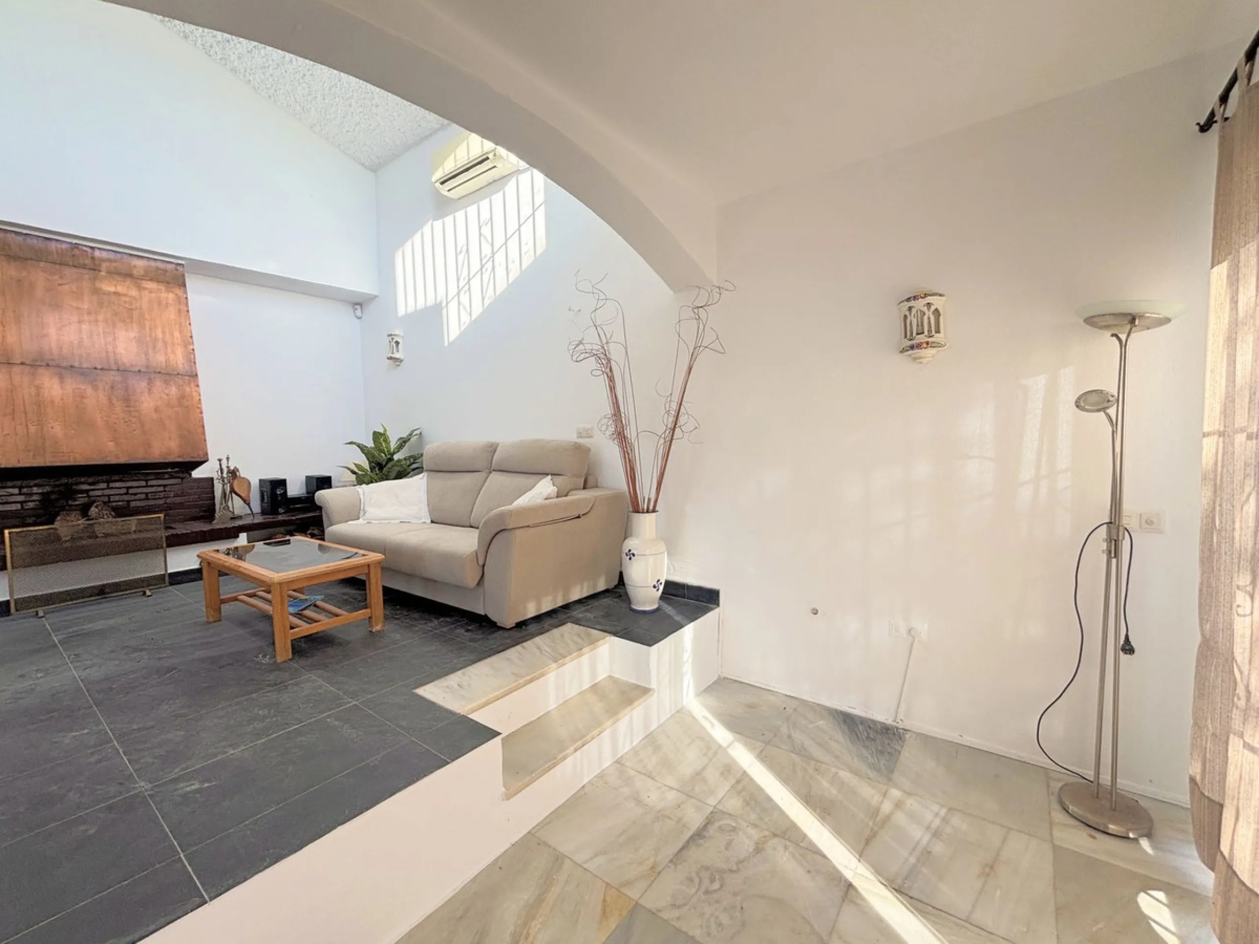 CHARMING SEMI-DETACHED HOUSE WITH SPACIOUS TERRACES AND VIEWS OF THE BAY OF CASARES. Privileged location in Casares Costa, just a 7-minute walk from the beach, in a peaceful and well-connected area, perfect for those seeking tranquility and proximity to t