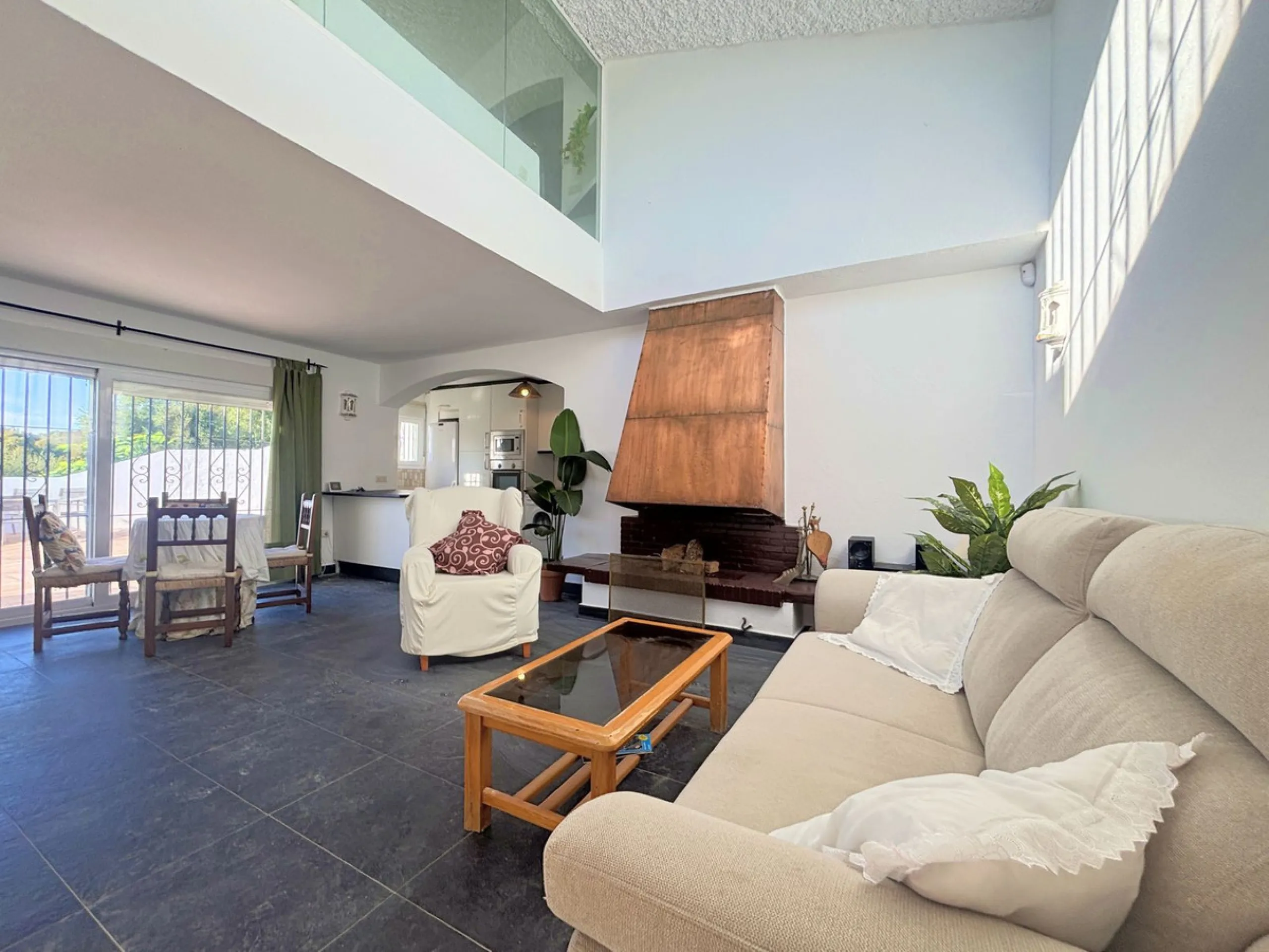CHARMING SEMI-DETACHED HOUSE WITH SPACIOUS TERRACES AND VIEWS OF THE BAY OF CASARES. Privileged location in Casares Costa, just a 7-minute walk from the beach, in a peaceful and well-connected area, perfect for those seeking tranquility and proximity to t