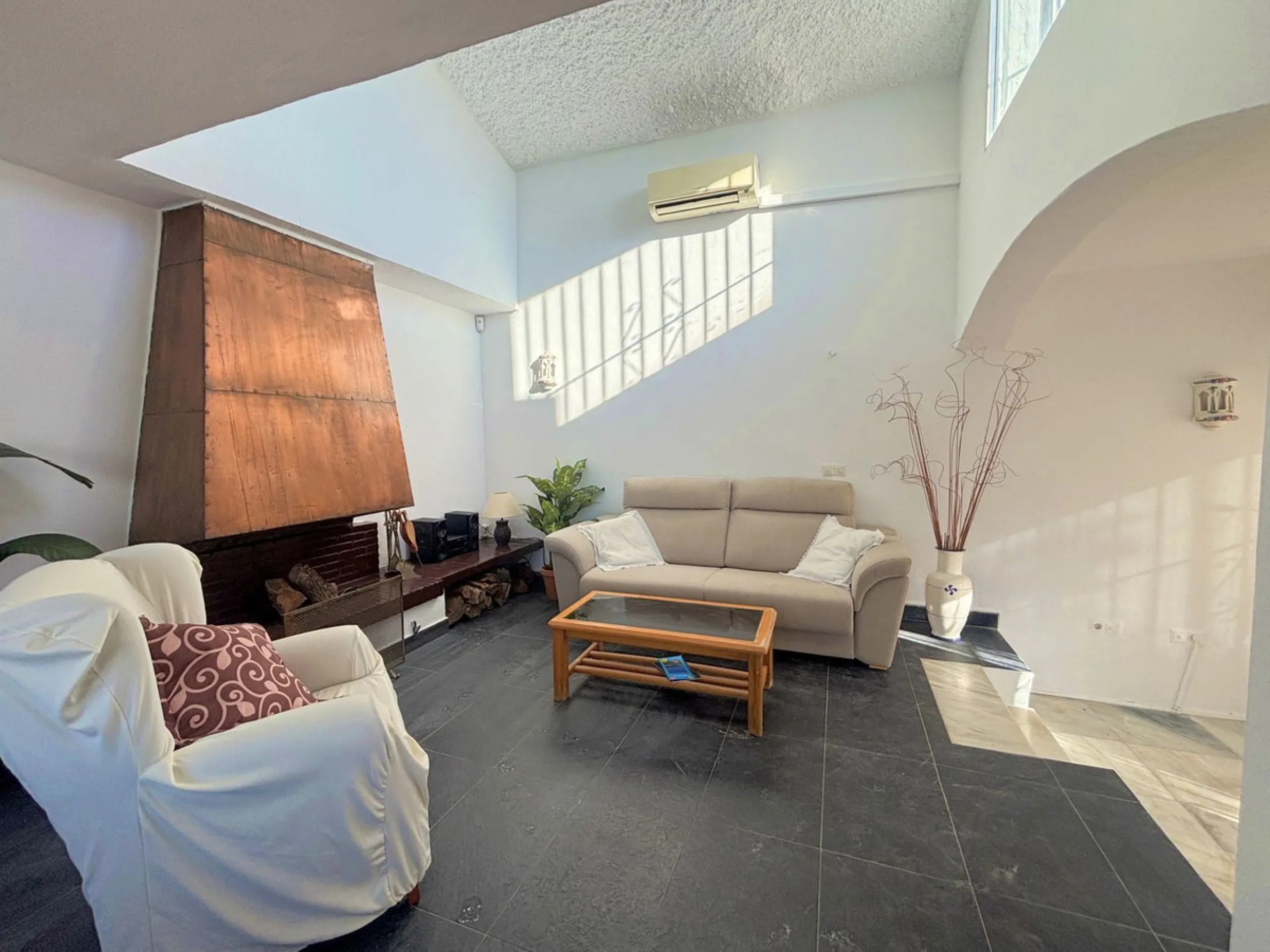 CHARMING SEMI-DETACHED HOUSE WITH SPACIOUS TERRACES AND VIEWS OF THE BAY OF CASARES. Privileged location in Casares Costa, just a 7-minute walk from the beach, in a peaceful and well-connected area, perfect for those seeking tranquility and proximity to t