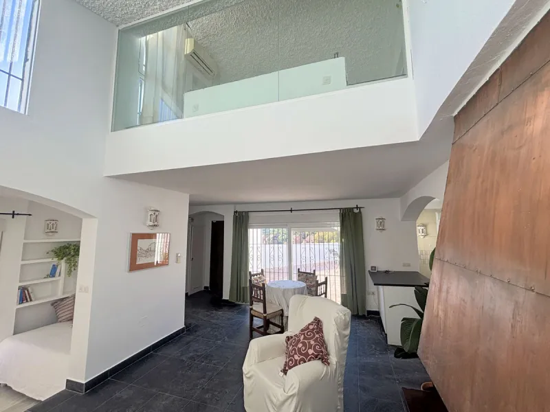 CHARMING SEMI-DETACHED HOUSE WITH SPACIOUS TERRACES AND VIEWS OF THE BAY OF CASARES. Privileged location in Casares Costa, just a 7-minute walk from the beach, in a peaceful and well-connected area, perfect for those seeking tranquility and proximity to t