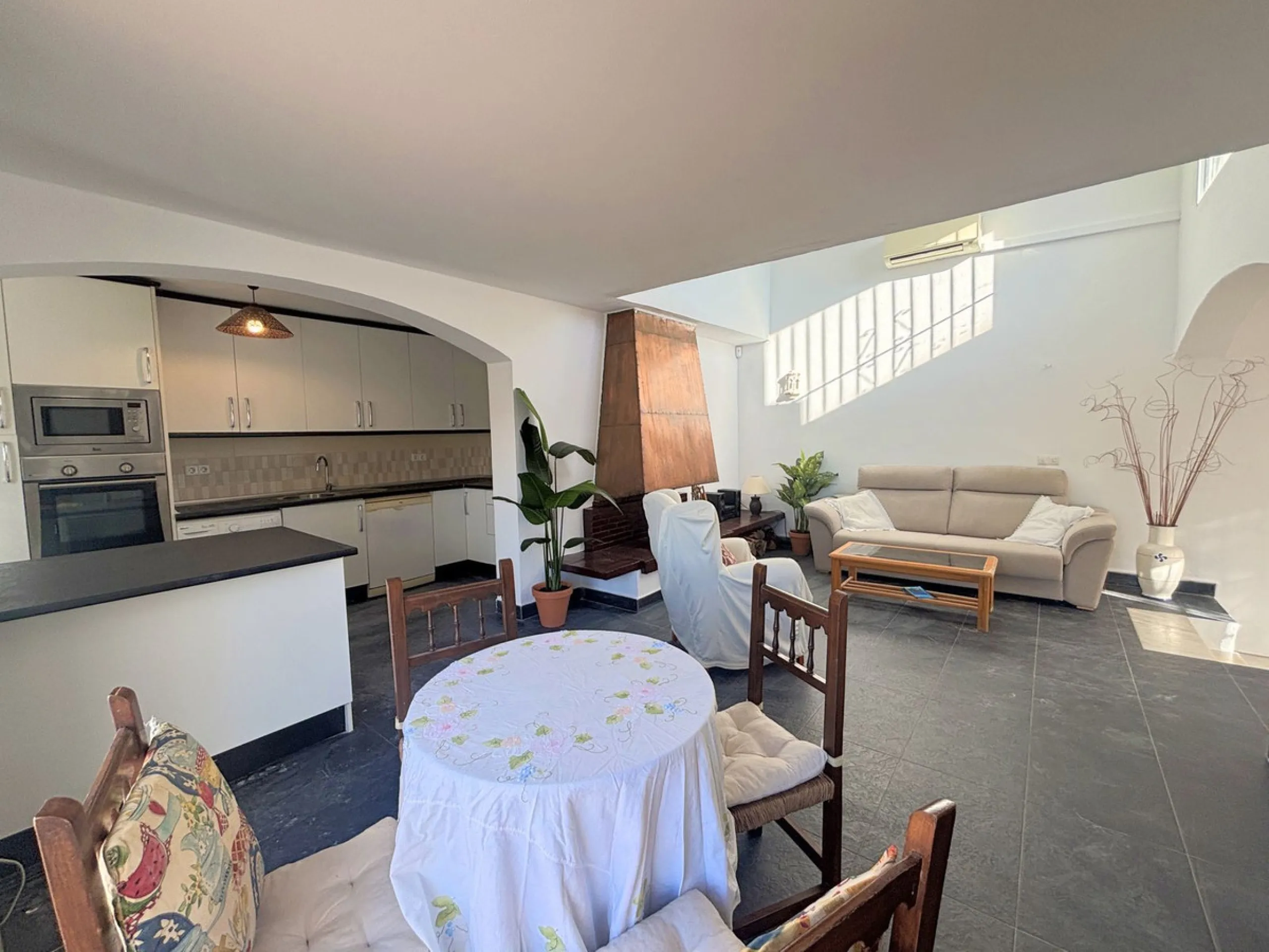 CHARMING SEMI-DETACHED HOUSE WITH SPACIOUS TERRACES AND VIEWS OF THE BAY OF CASARES. Privileged location in Casares Costa, just a 7-minute walk from the beach, in a peaceful and well-connected area, perfect for those seeking tranquility and proximity to t